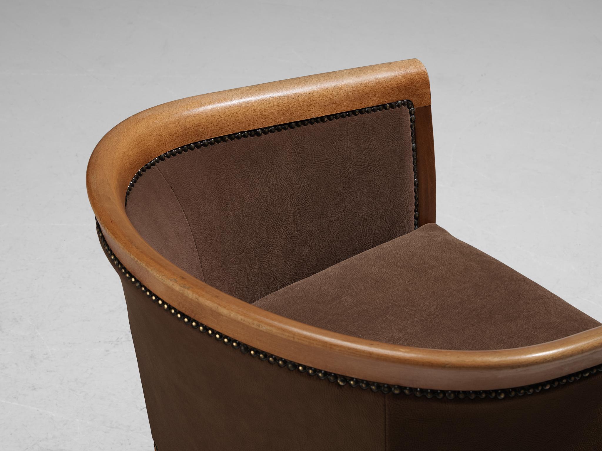 French Club Chairs in Brown Upholstery In Good Condition For Sale In Waalwijk, NL