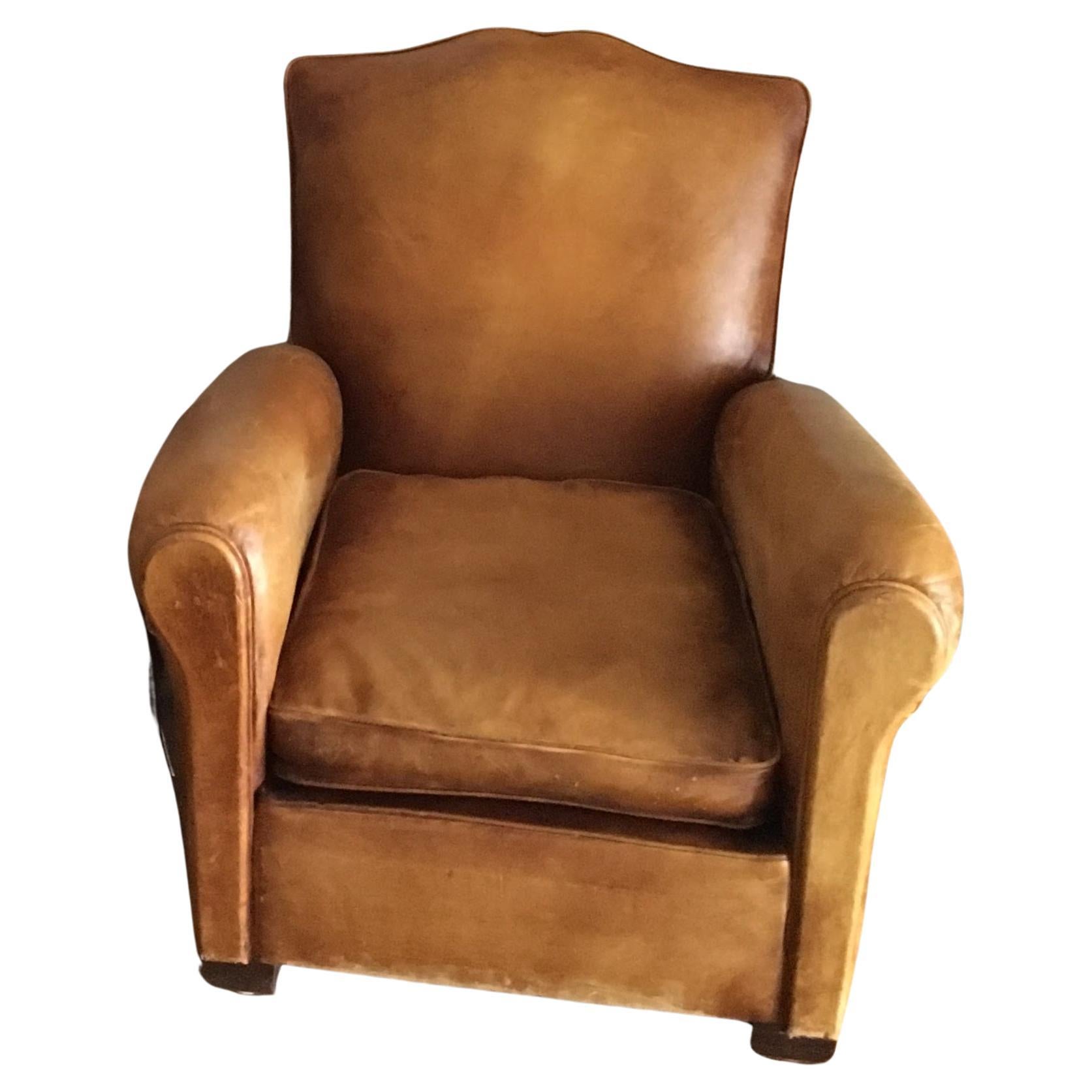 Merveilleux ensemble de fauteuils club en cuir français assortis. Ces fauteuils club en cuir proviennent de France et ont été fabriqués vers les années 1940. Ils sont dotés de leur cuir d'origine couleur cognac et de leurs pieds en bois. Ils restent