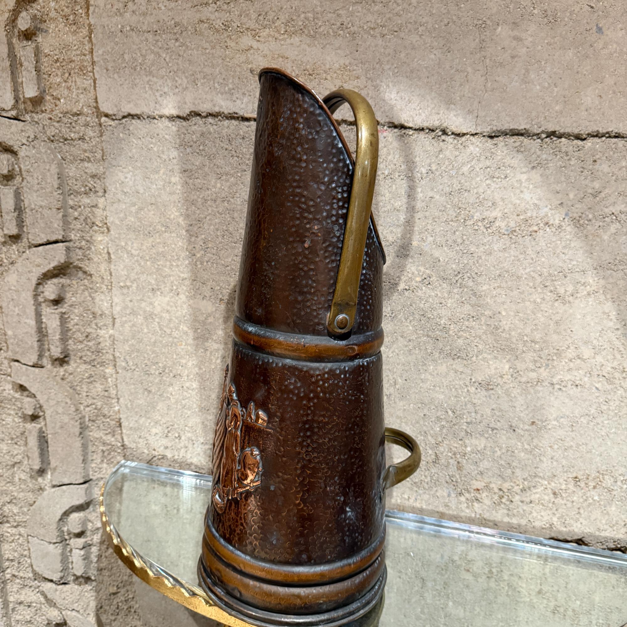 Für Ihre Betrachtung, eine antike Französisch Kohle scuttle, die eine dekorative Schirmständer verwendet werden kann. Handgehämmertes Kupfer und Messing. Frankreich Ende 1800, gestempelt 