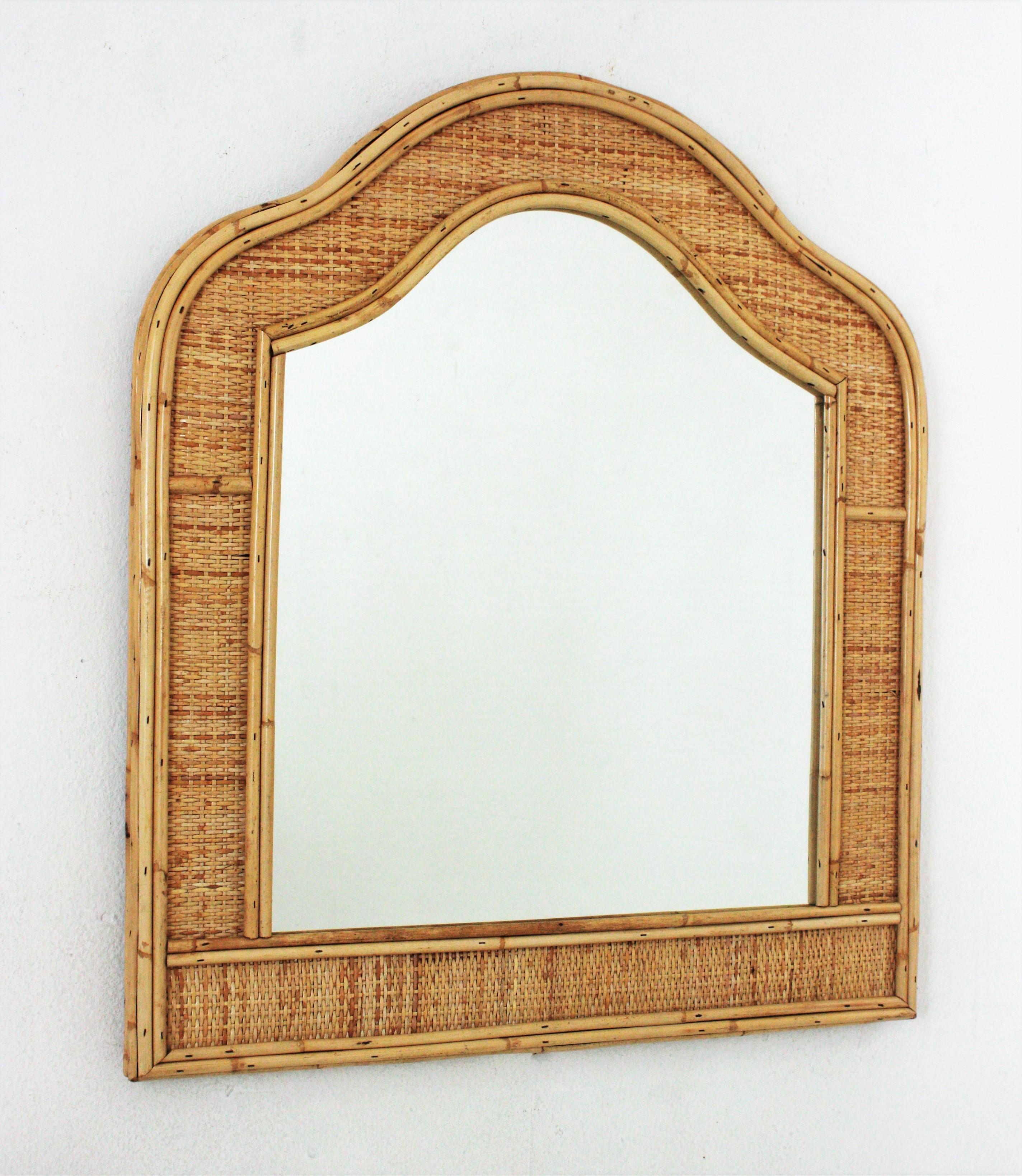 Large Wall Mirror with Arched Top in Rattan and Wicker, Italy, 1960-1970.
Elegant mid-20th century woven wicker, bamboo rattan mirror with arched top. Eye-catching design with all the taste of the French Riviera style.
This beautiful mirror double