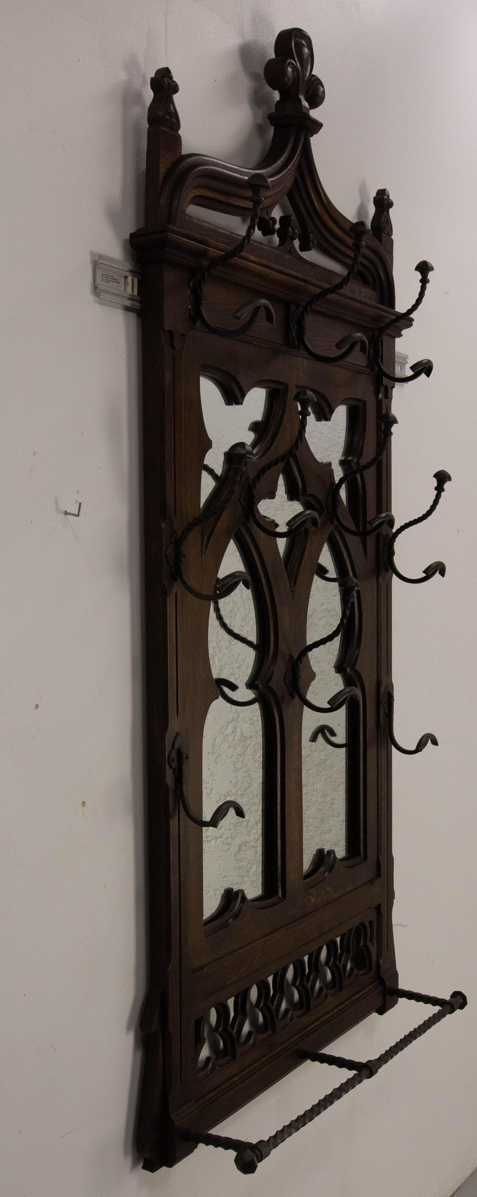 Français Porte-manteau et porte-chapeau en châtaignier, miroir et stand en fer forgé, style gothique, 19ème C. en vente
