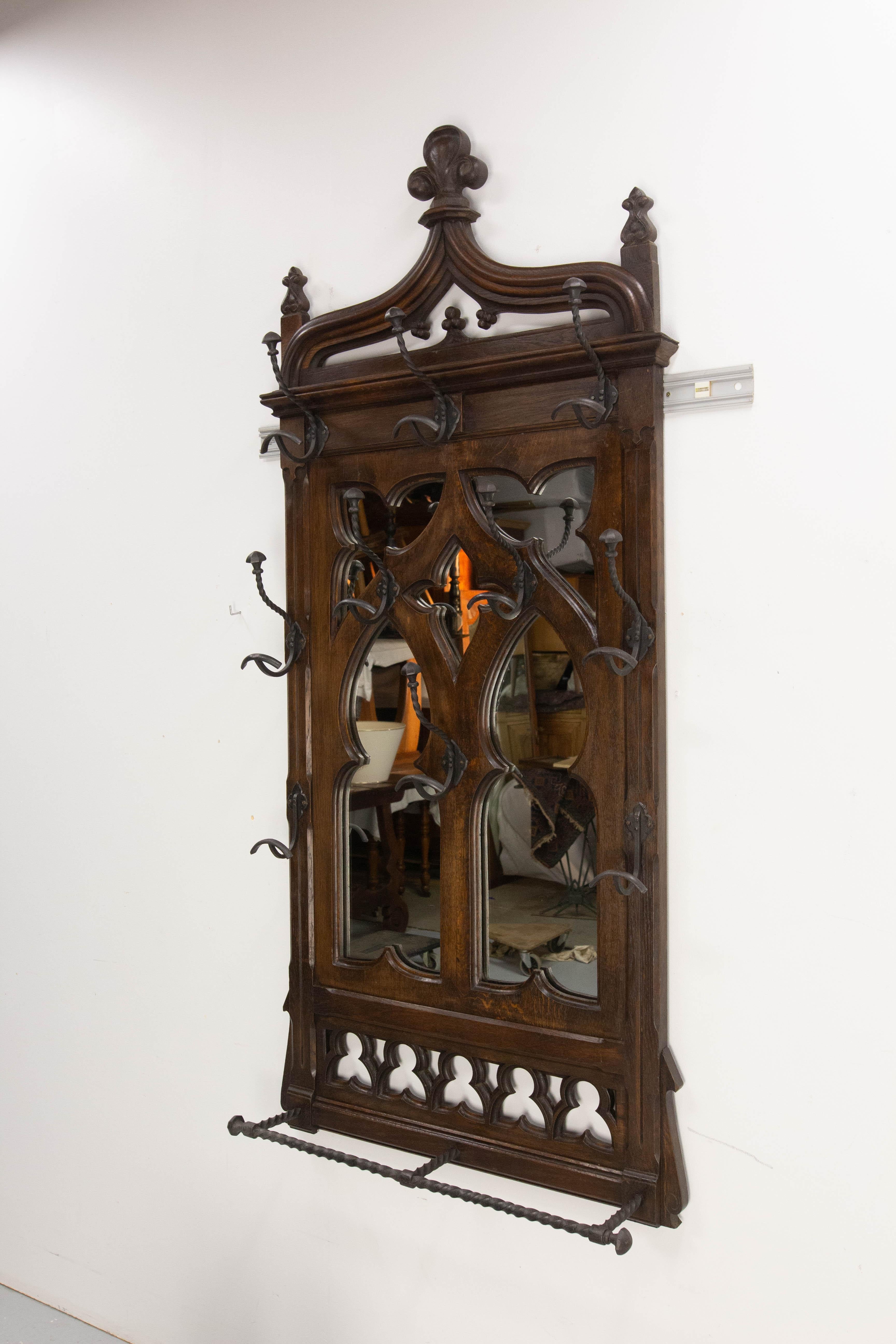 Néo-gothique Porte-manteau et porte-chapeau en châtaignier, miroir et stand en fer forgé, style gothique, 19ème C. en vente