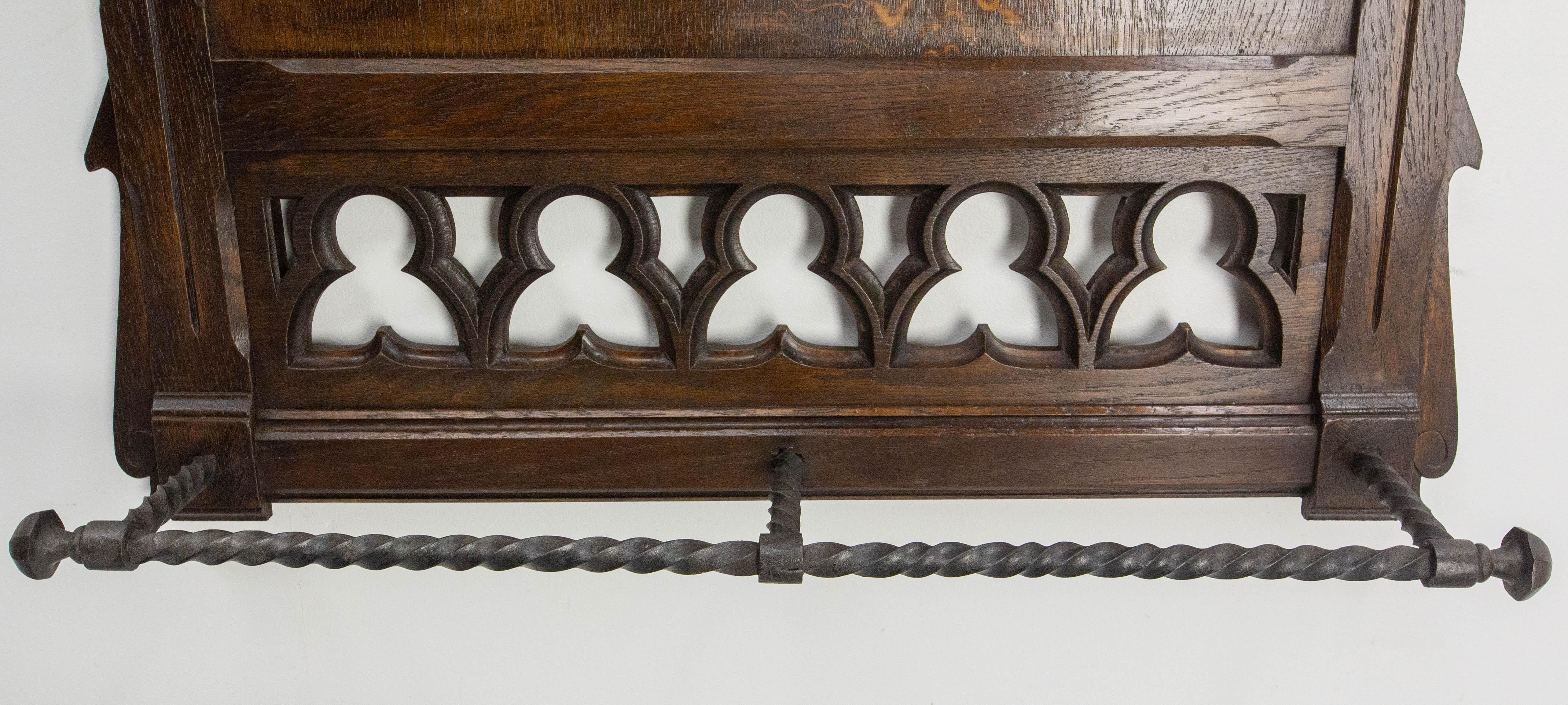 XIXe siècle Porte-manteau et porte-chapeau en châtaignier, miroir et stand en fer forgé, style gothique, 19ème C. en vente