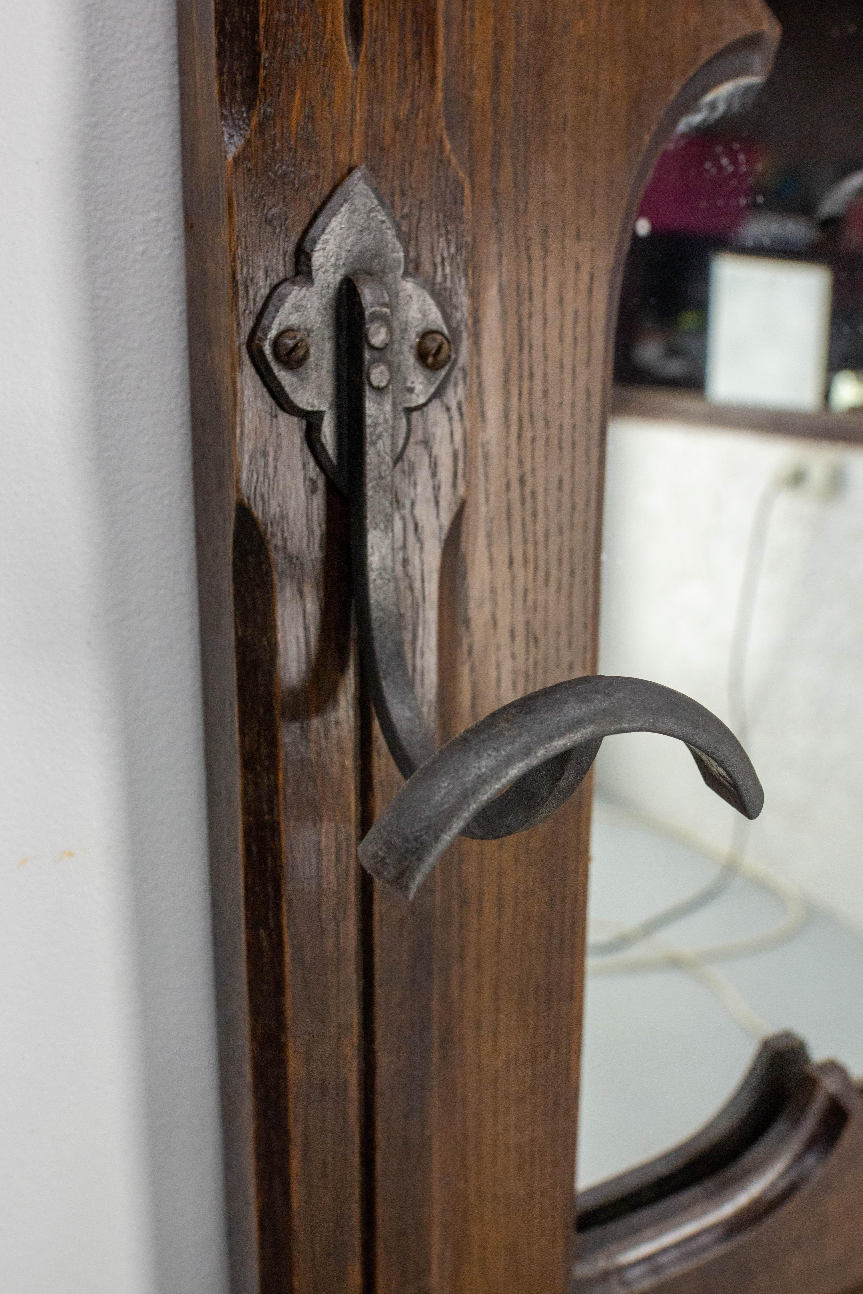 Porte-manteau et porte-chapeau en châtaignier, miroir et stand en fer forgé, style gothique, 19ème C. en vente 6