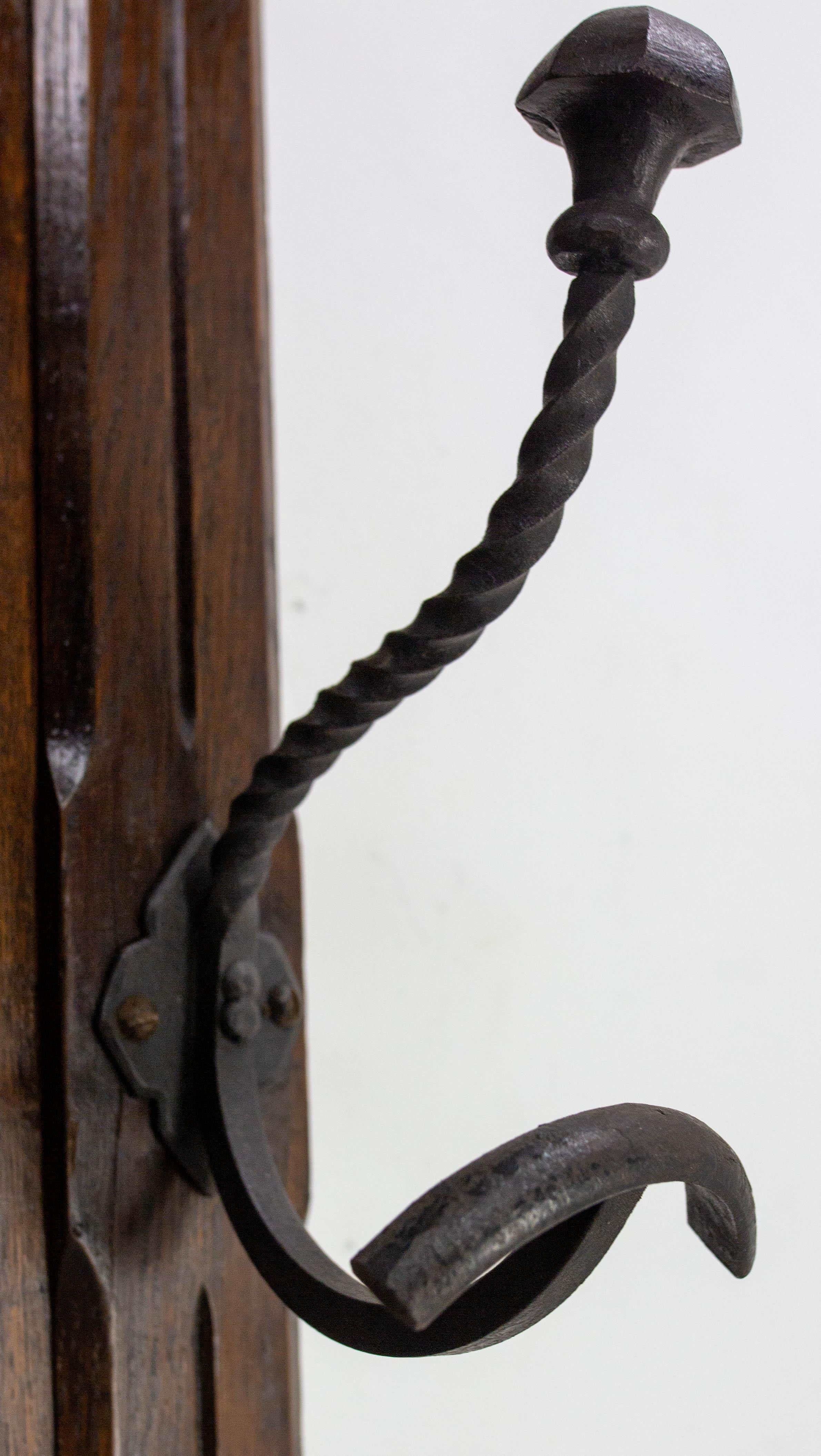 Porte-manteau et porte-chapeau en châtaignier, miroir et stand en fer forgé, style gothique, 19ème C. en vente 7