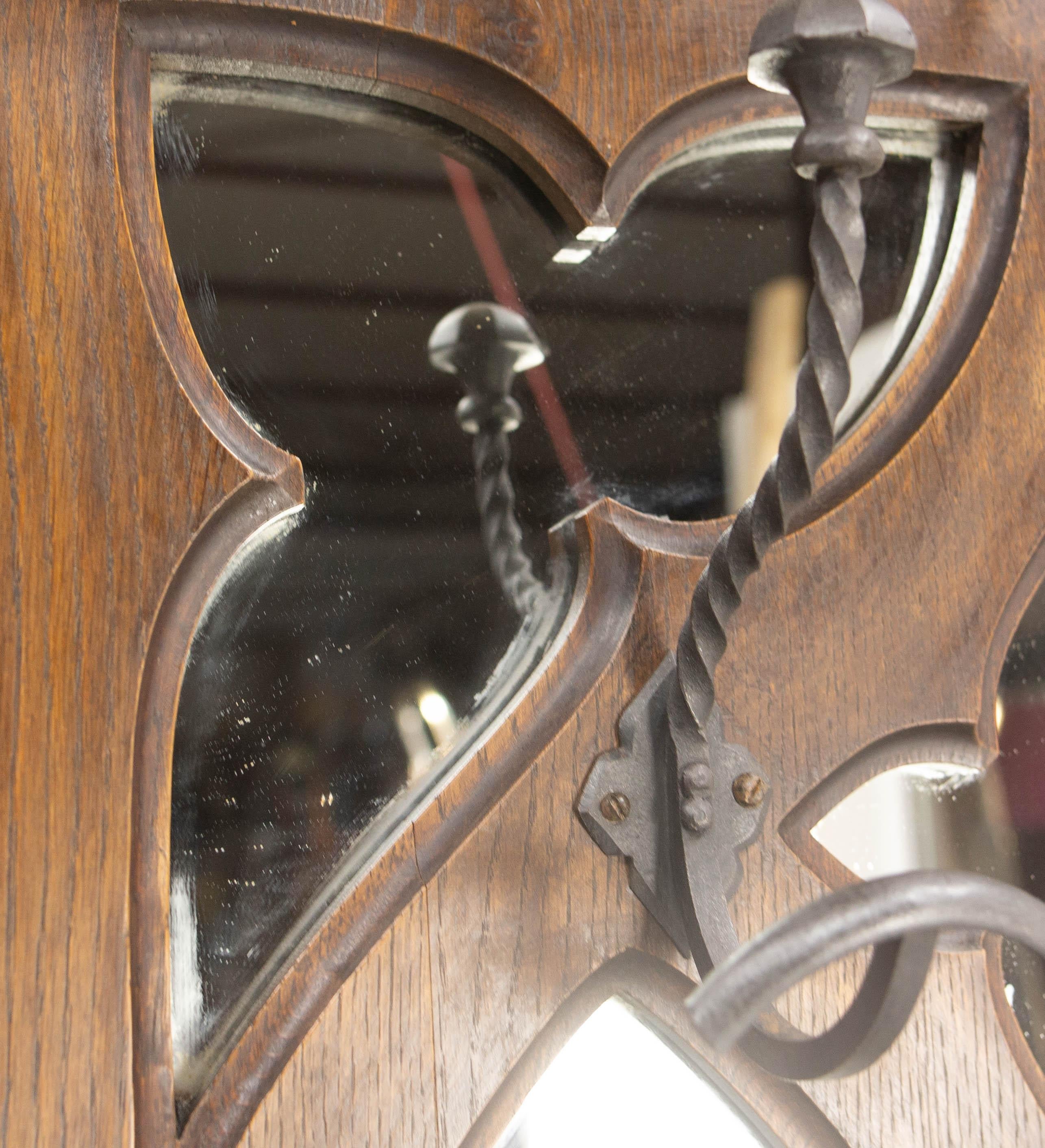 Porte-manteau et porte-chapeau en châtaignier, miroir et stand en fer forgé, style gothique, 19ème C. en vente 2