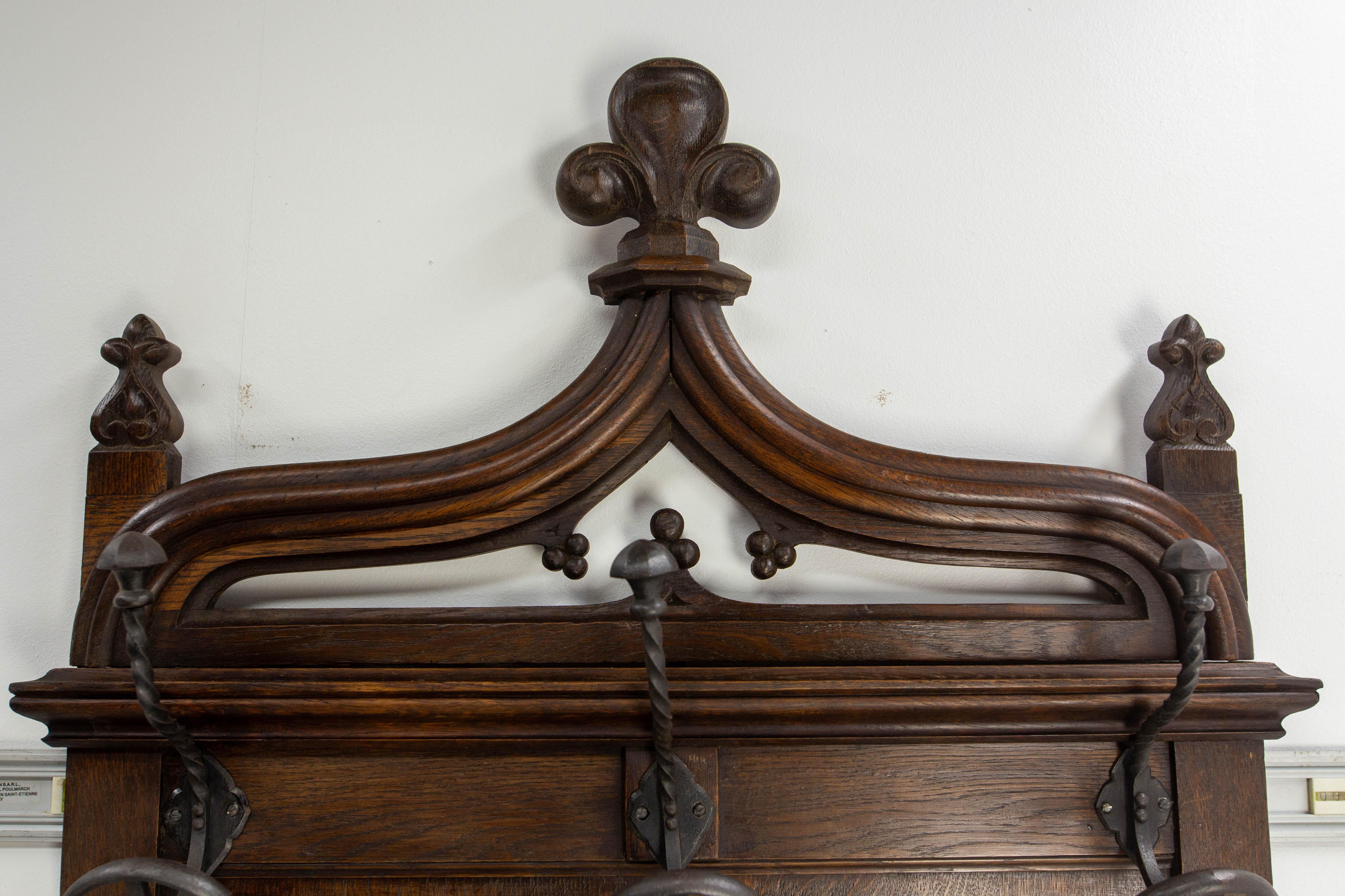 Porte-manteau et porte-chapeau en châtaignier, miroir et stand en fer forgé, style gothique, 19ème C. Bon état - En vente à Labrit, Landes