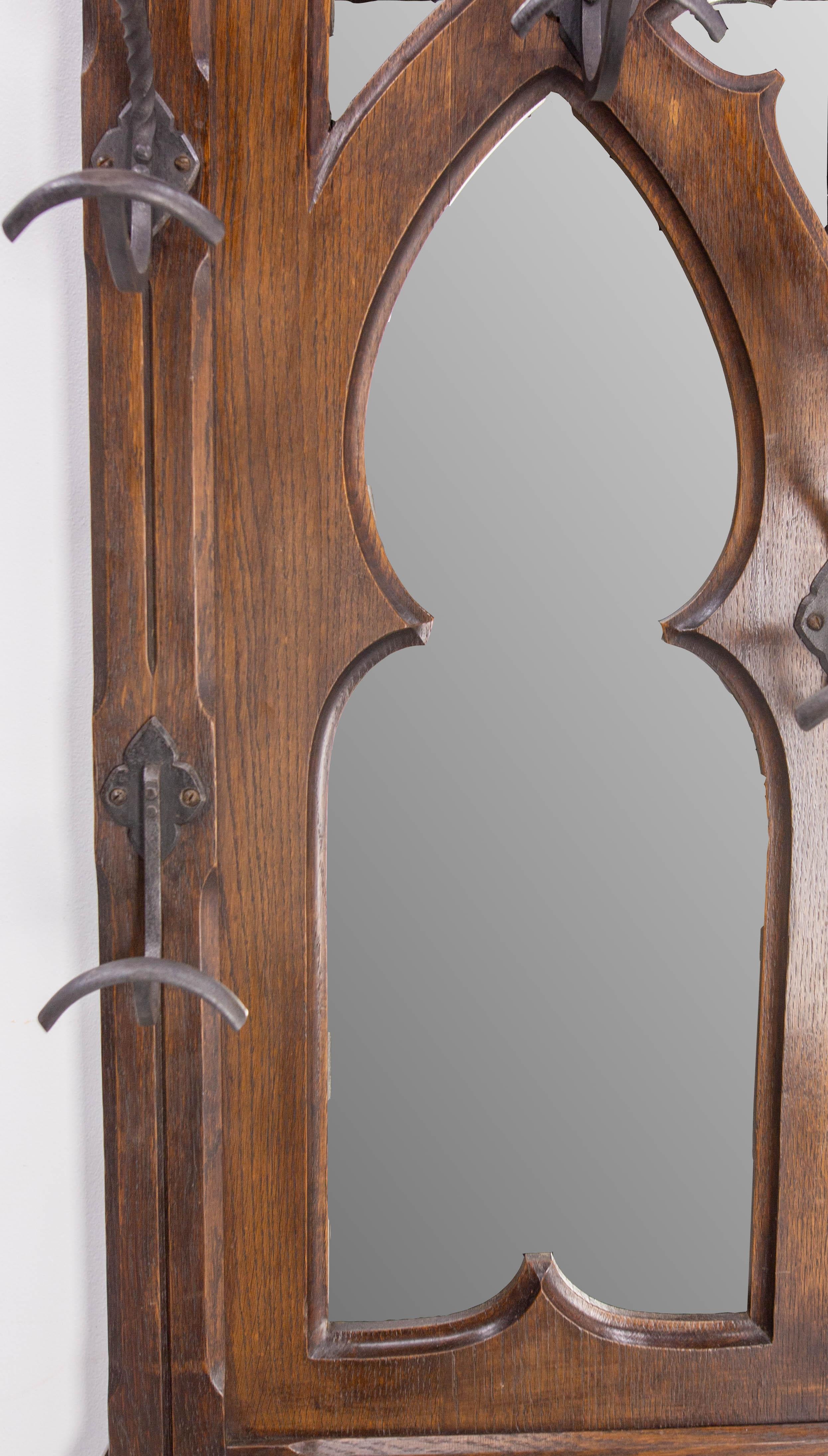 Miroir Porte-manteau et porte-chapeau en châtaignier, miroir et stand en fer forgé, style gothique, 19ème C. en vente