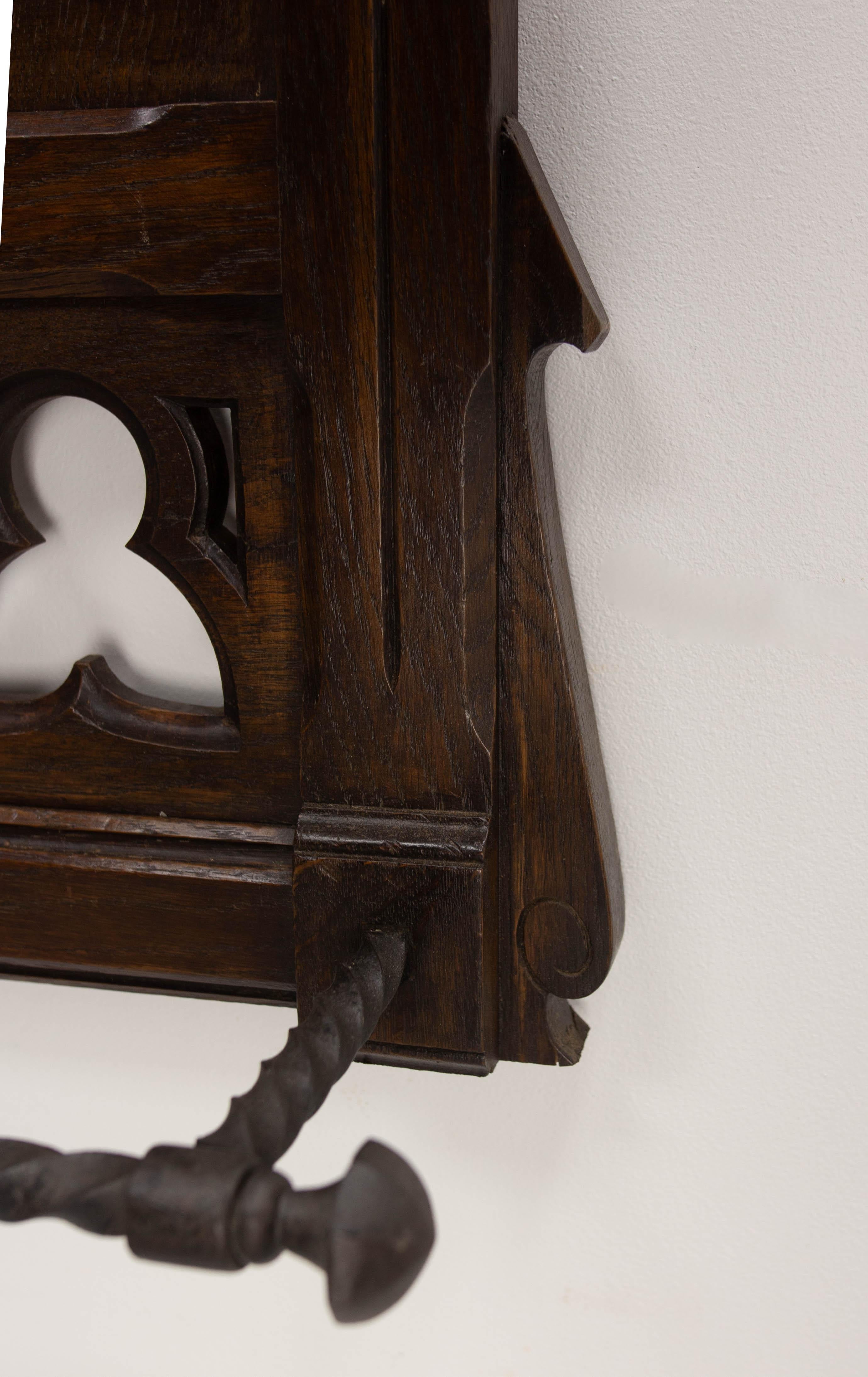 Porte-manteau et porte-chapeau en châtaignier, miroir et stand en fer forgé, style gothique, 19ème C. en vente 4