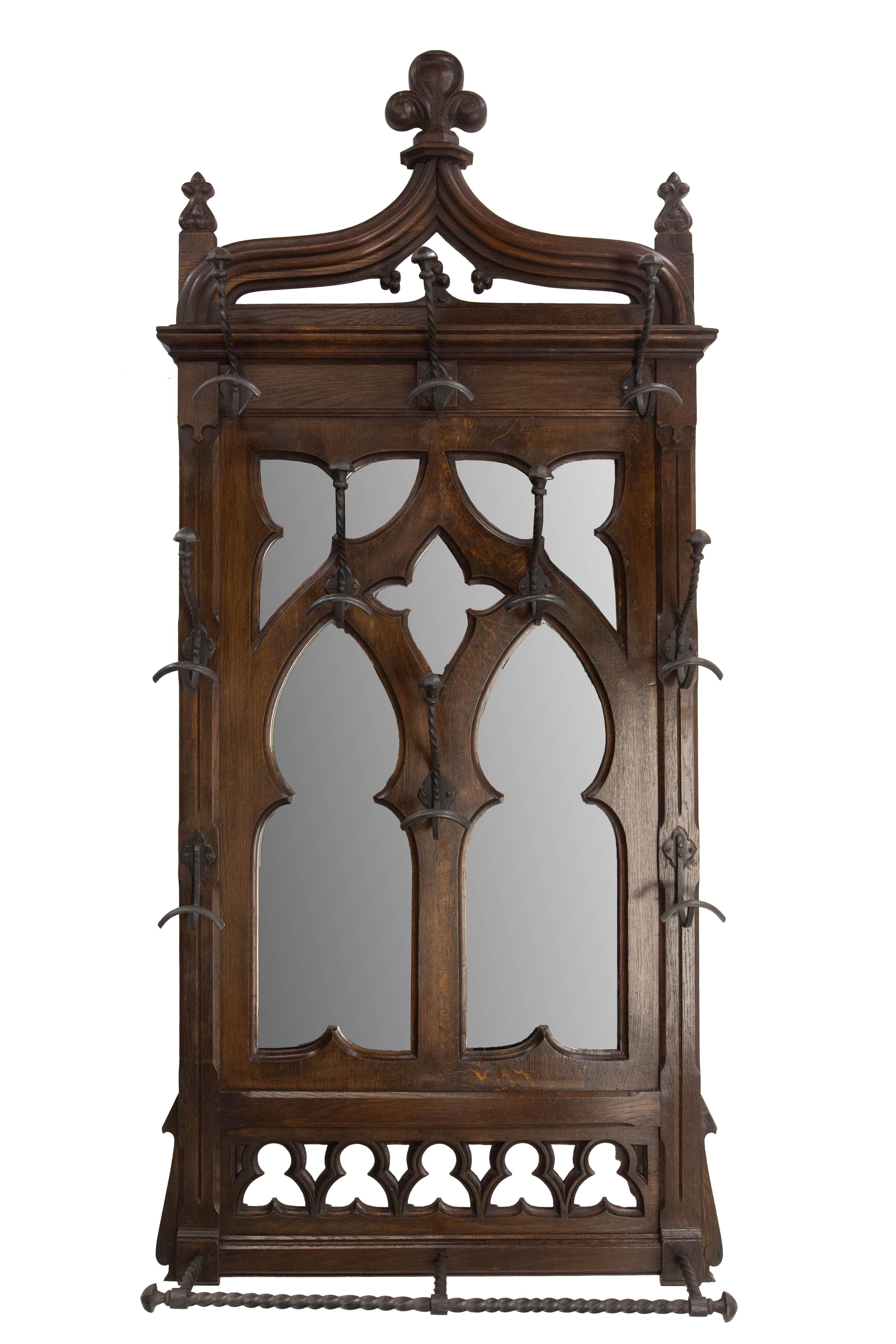 Porte-manteau et porte-chapeau français de la fin du 19e siècle
Châtaignier sculpté à la main, fer forgé et miroir
Le style gothique a été souvent utilisé au 19ème siècle, il s'appelle le style néogothique.

Bon état

Expédition :20 / 83 / 141 cm 30