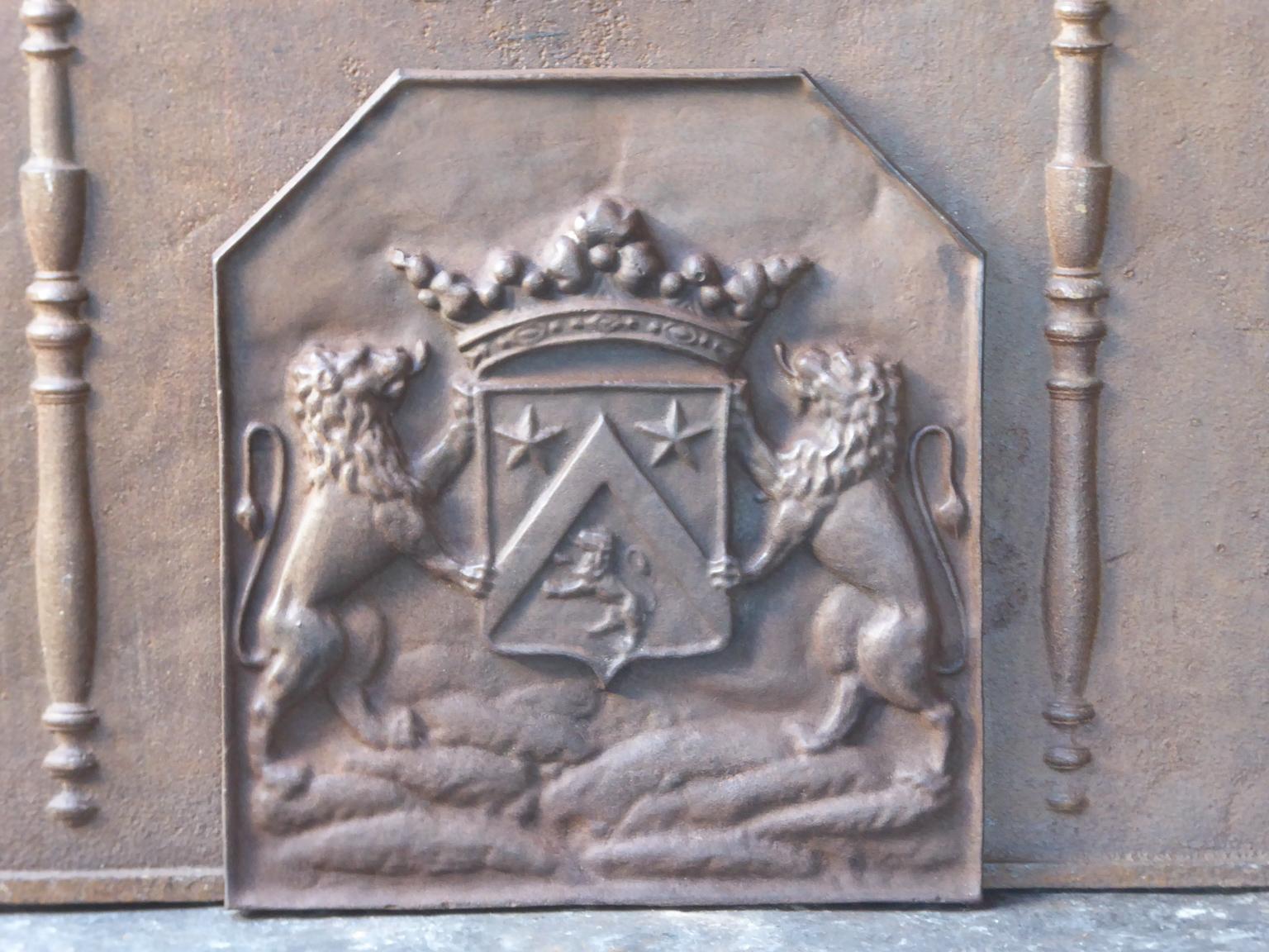 French Louis XIV style fireback with a coat of arms. The fireback is made of cast iron and has a natural brown patina. Upon request it can be made black / pewter. It is in a good condition and does not have cracks.