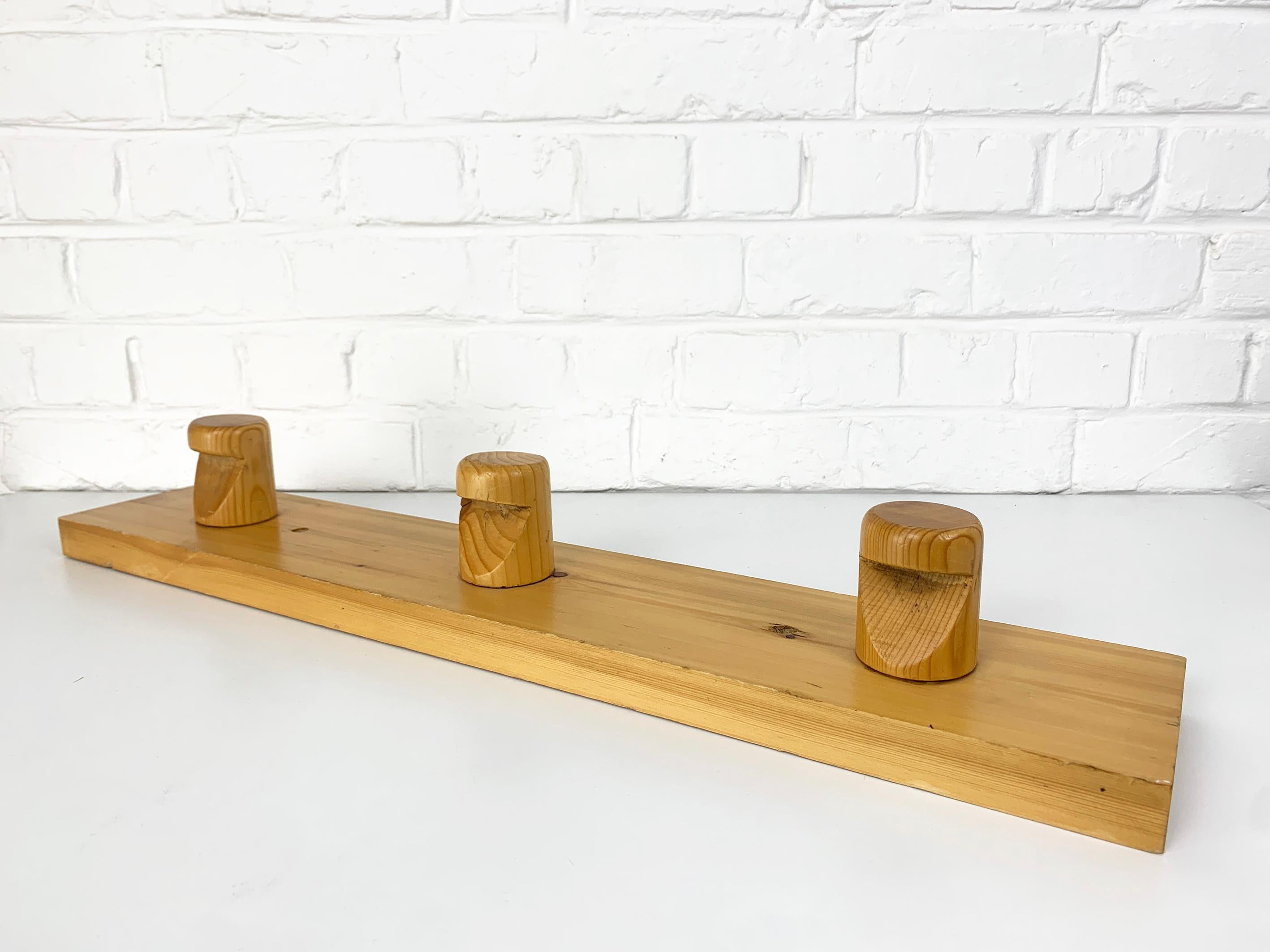 French Coat Rack by Charlotte Perriand for Les Arcs, Pinewood, 1960s - 3 avail. In Fair Condition For Sale In Vorst, BE