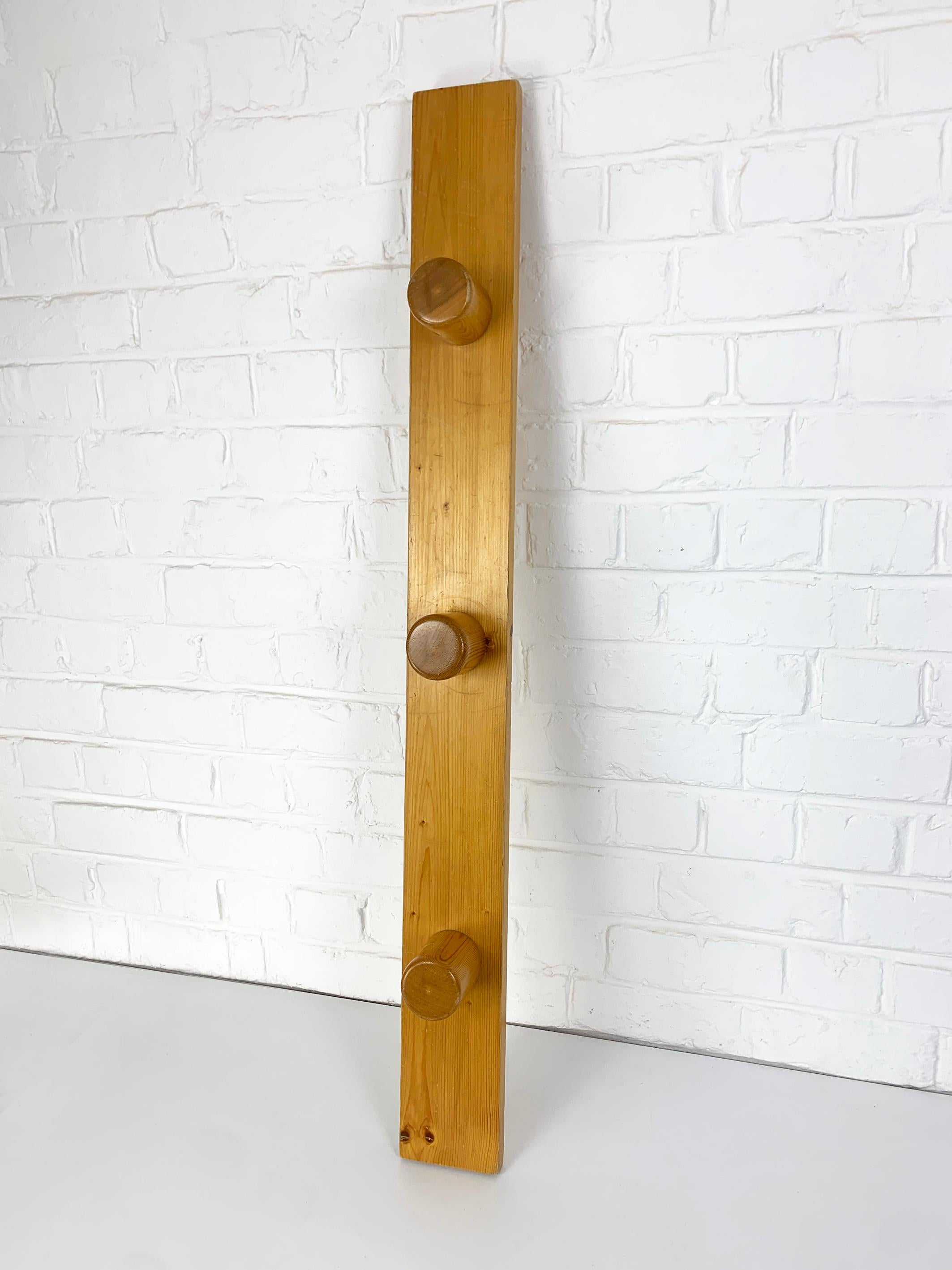 French Coat Rack by Charlotte Perriand for Les Arcs ski resort, Pinewood, 1960s For Sale 7