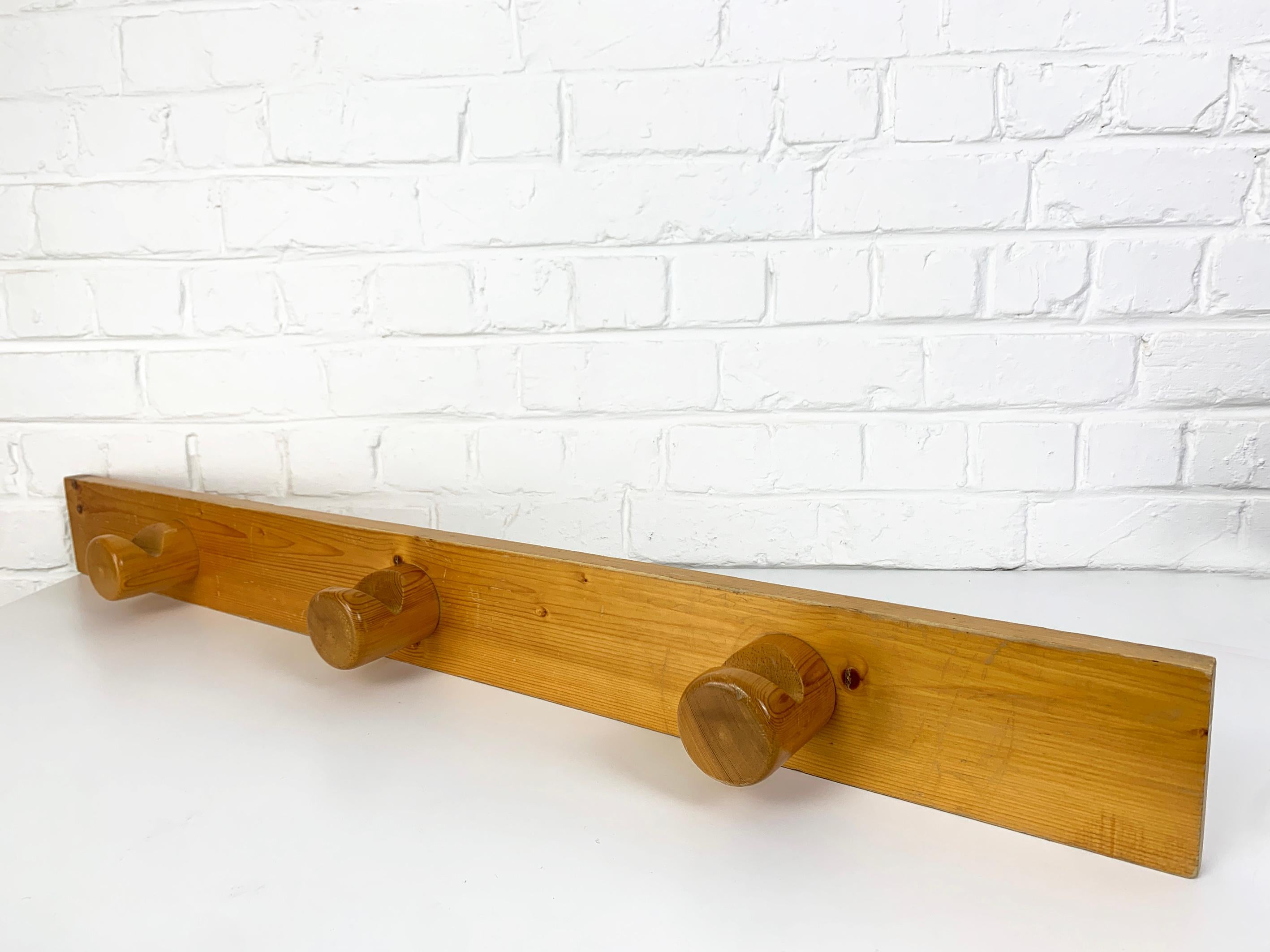 French Coat Rack by Charlotte Perriand for Les Arcs ski resort, Pinewood, 1960s In Fair Condition For Sale In Vorst, BE