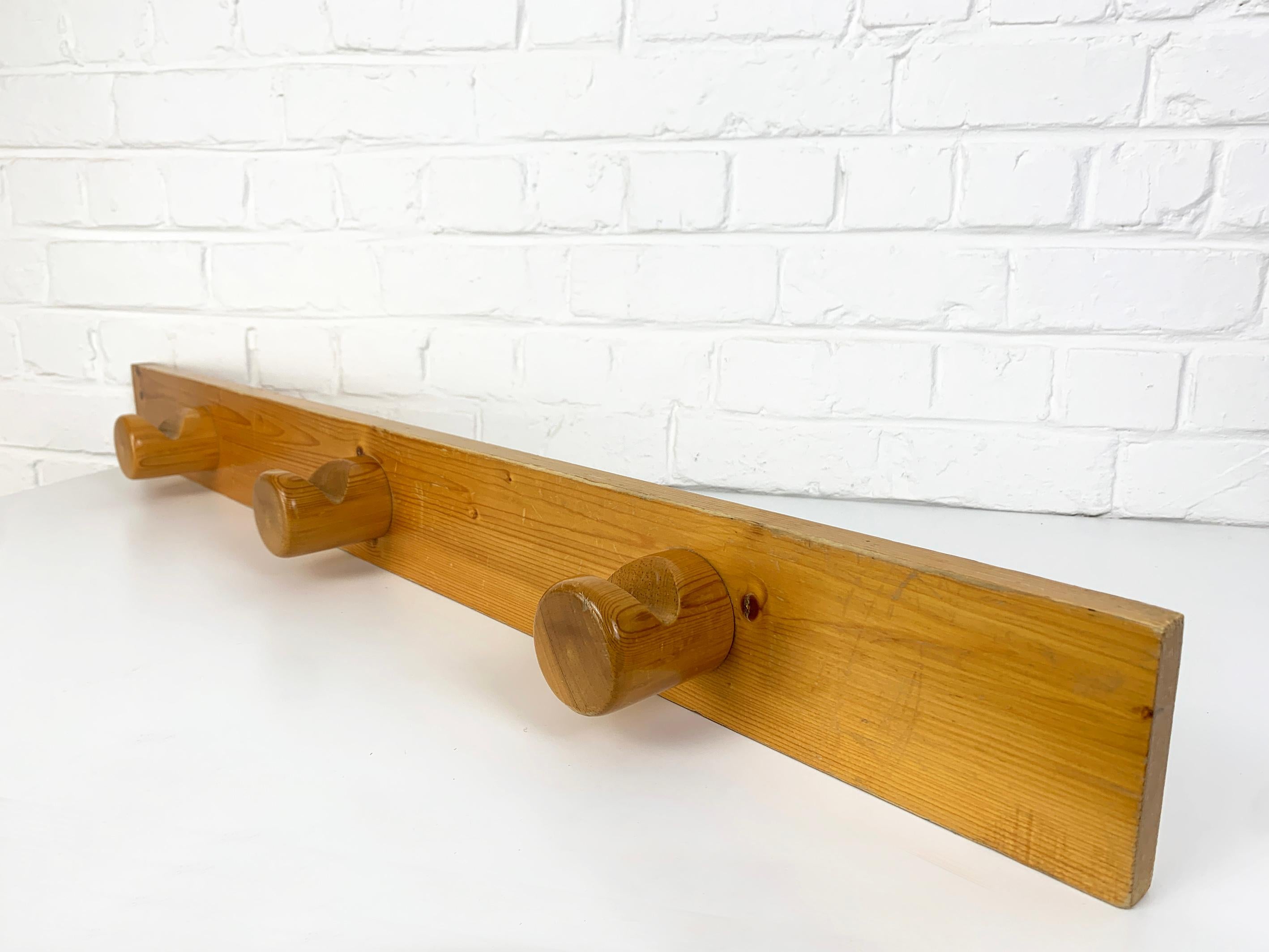 20th Century French Coat Rack by Charlotte Perriand for Les Arcs ski resort, Pinewood, 1960s For Sale