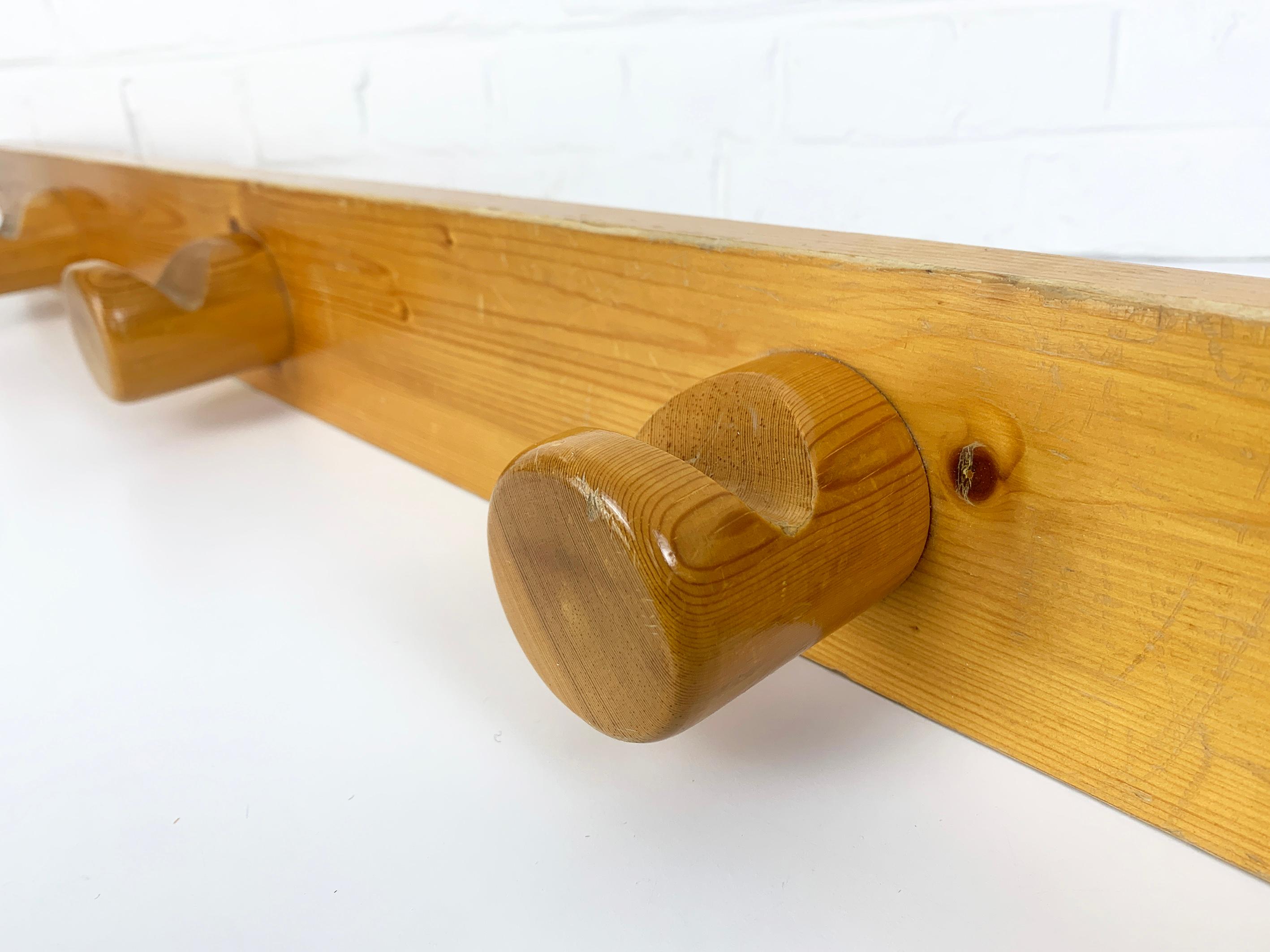 French Coat Rack by Charlotte Perriand for Les Arcs ski resort, Pinewood, 1960s For Sale 1