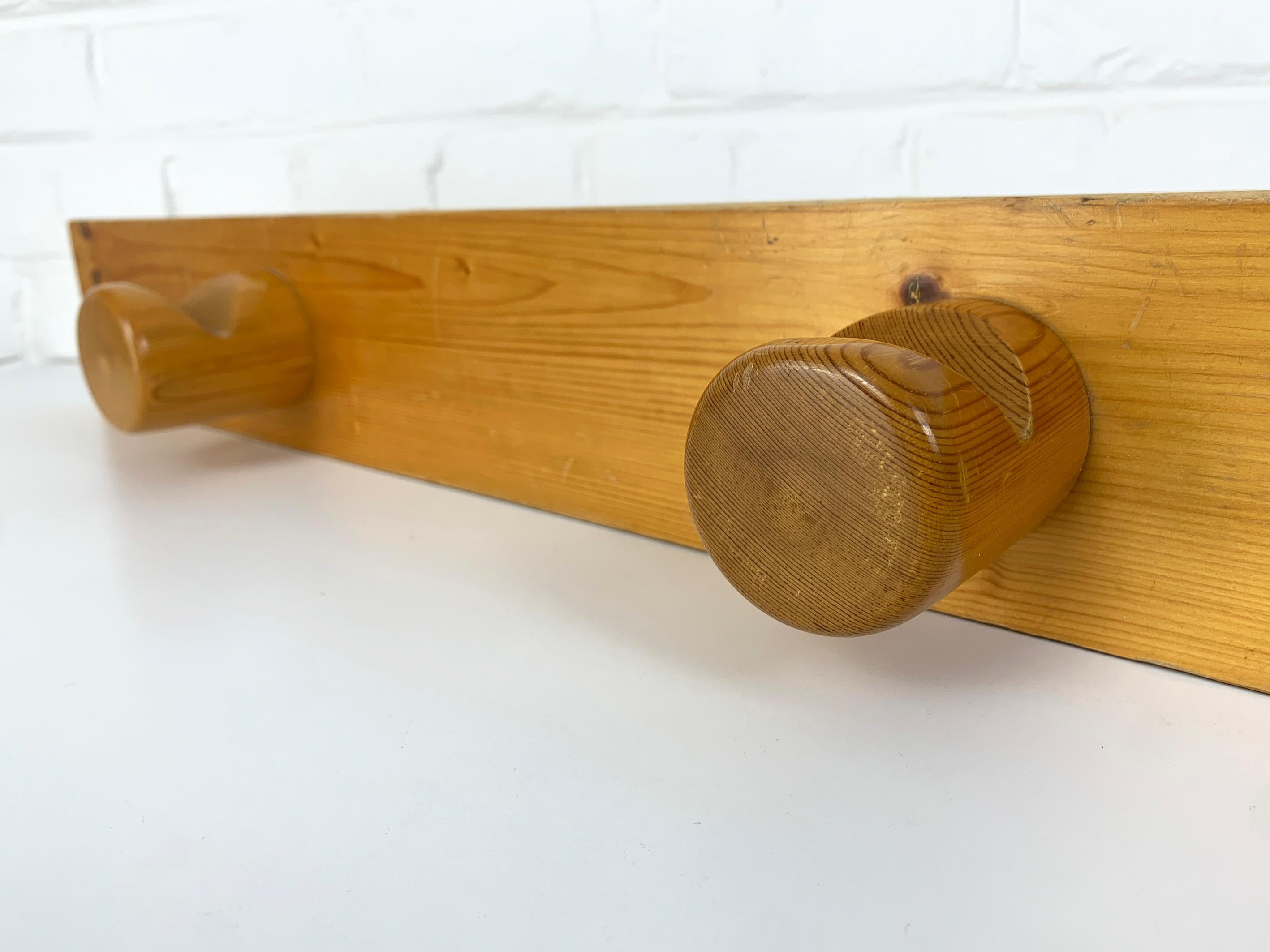 French Coat Rack by Charlotte Perriand for Les Arcs ski resort, Pinewood, 1960s For Sale 2