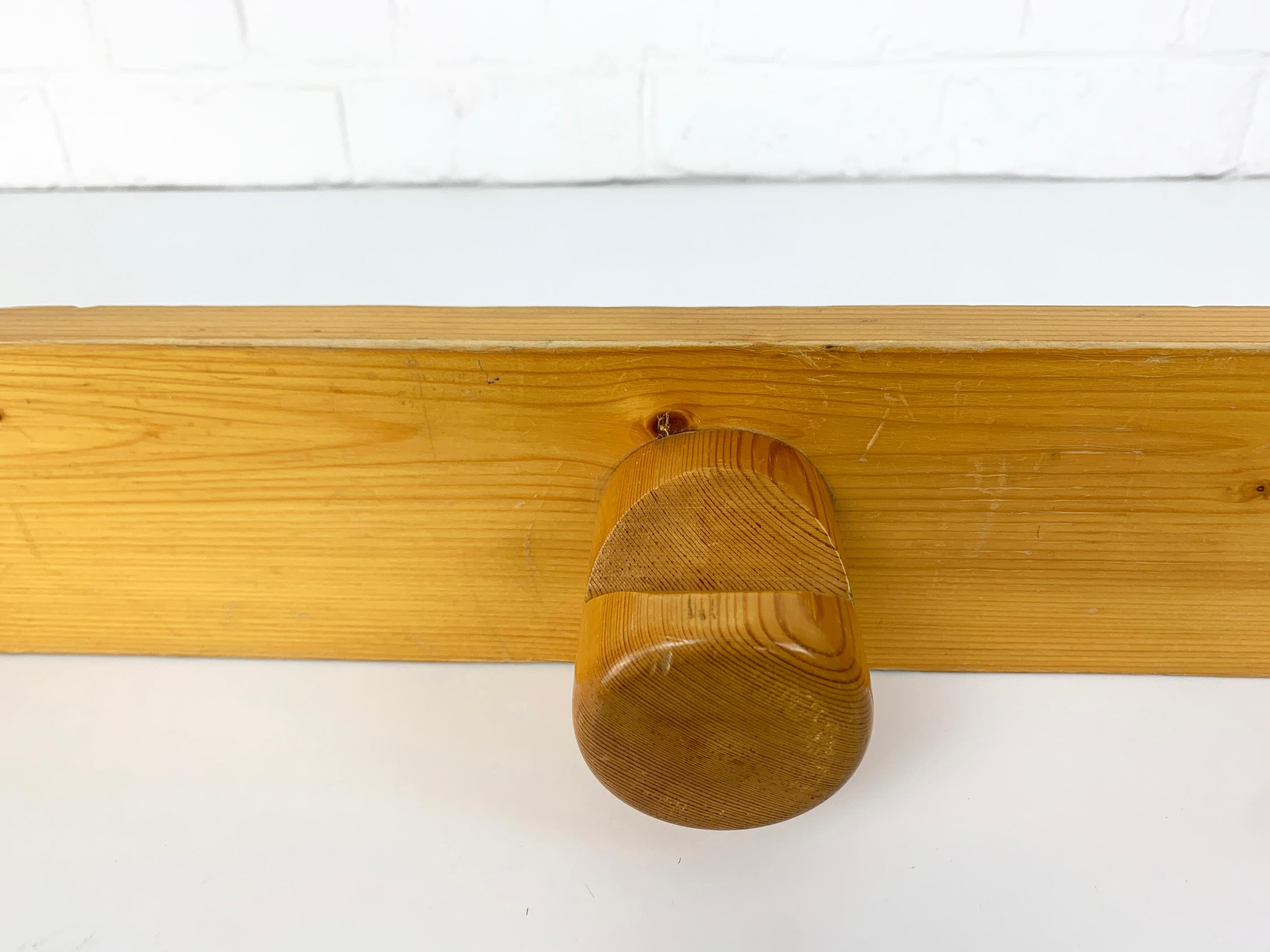 French Coat Rack by Charlotte Perriand for Les Arcs ski resort, Pinewood, 1960s For Sale 3
