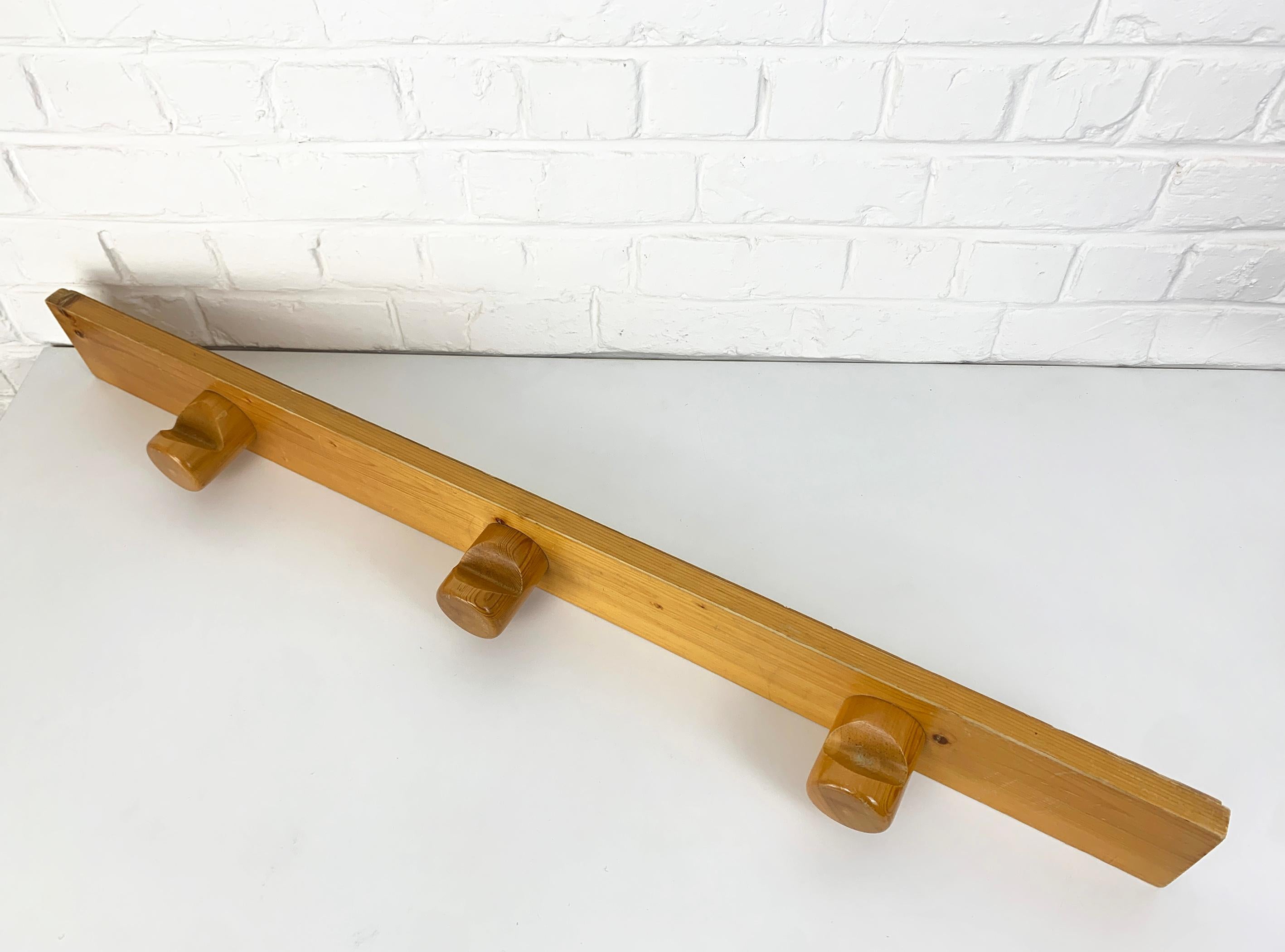French Coat Rack by Charlotte Perriand for Les Arcs ski resort, Pinewood, 1960s For Sale 4
