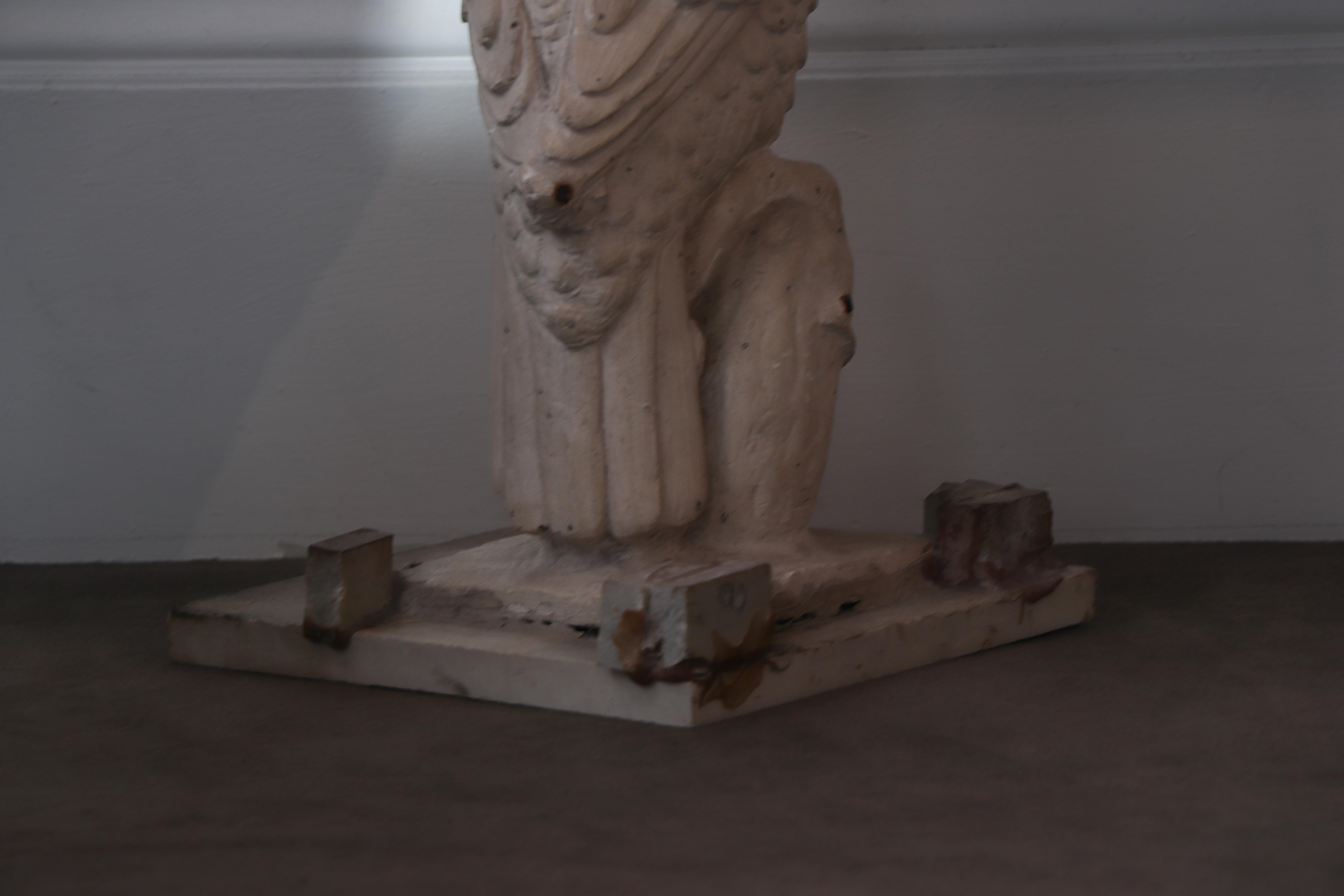 Escultura de Cacatúa Francesa en escayola finales del siglo XX en venta