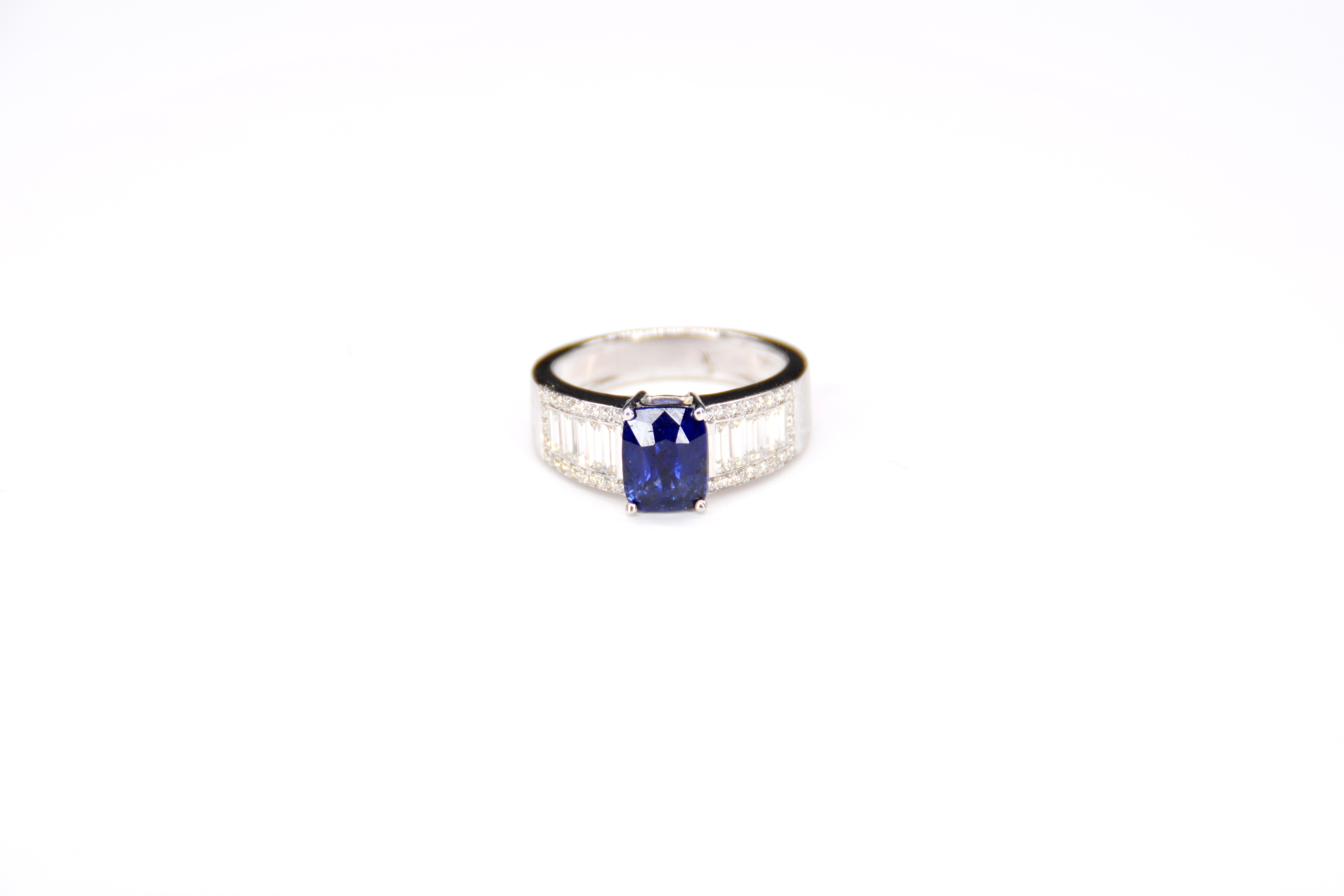 French Cocktail Ring in White Gold Sapphire Diamonds

Beautiful 18-carat white gold cocktail ring. In the centre of the ring, a rectangle shaped sapphire with a weight of 1,950 carats. On the other hand is this sapphire, on the half of the ring, 5x2