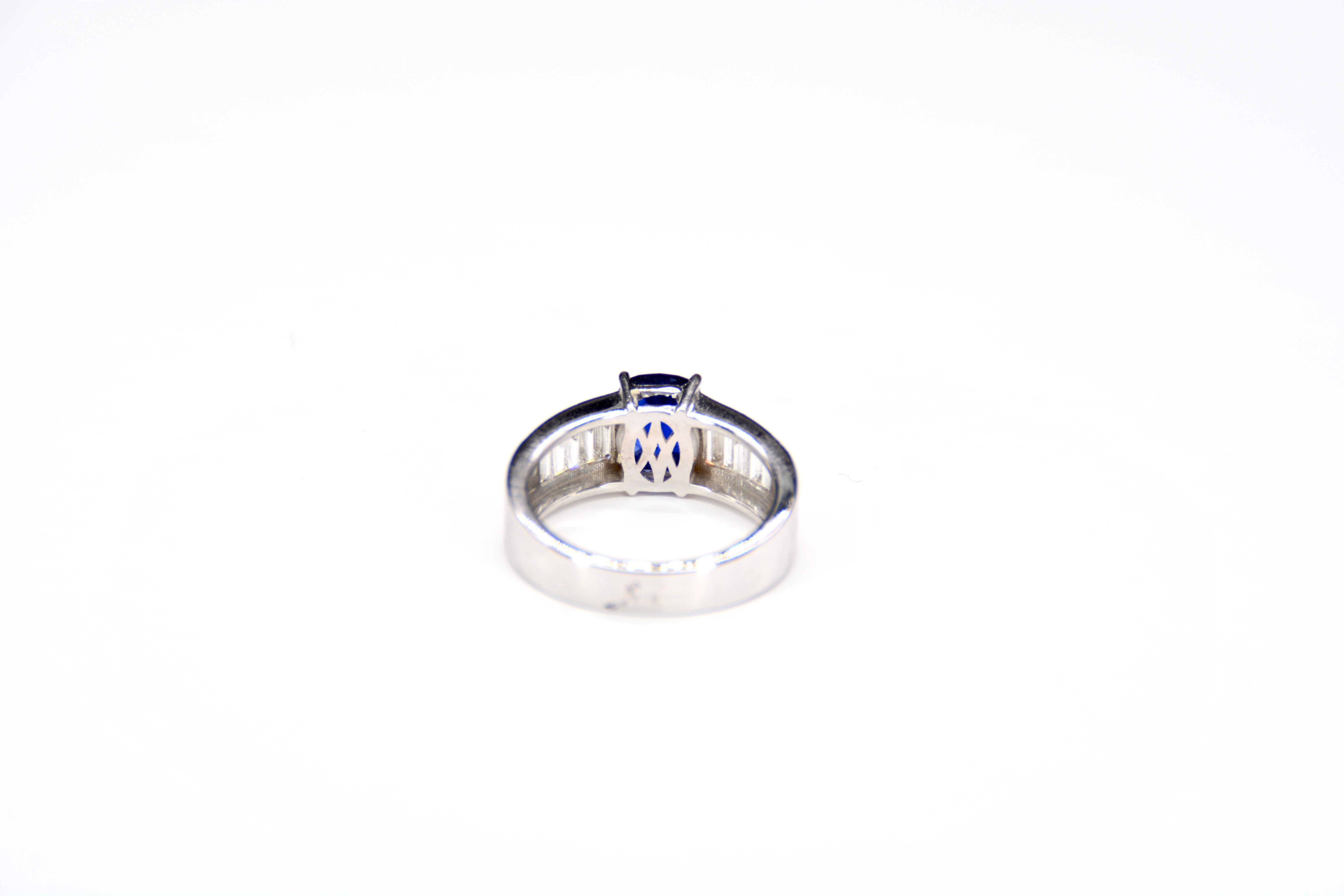 French Cocktail Ring in White Gold Sapphire Diamonds In New Condition For Sale In Vannes, FR