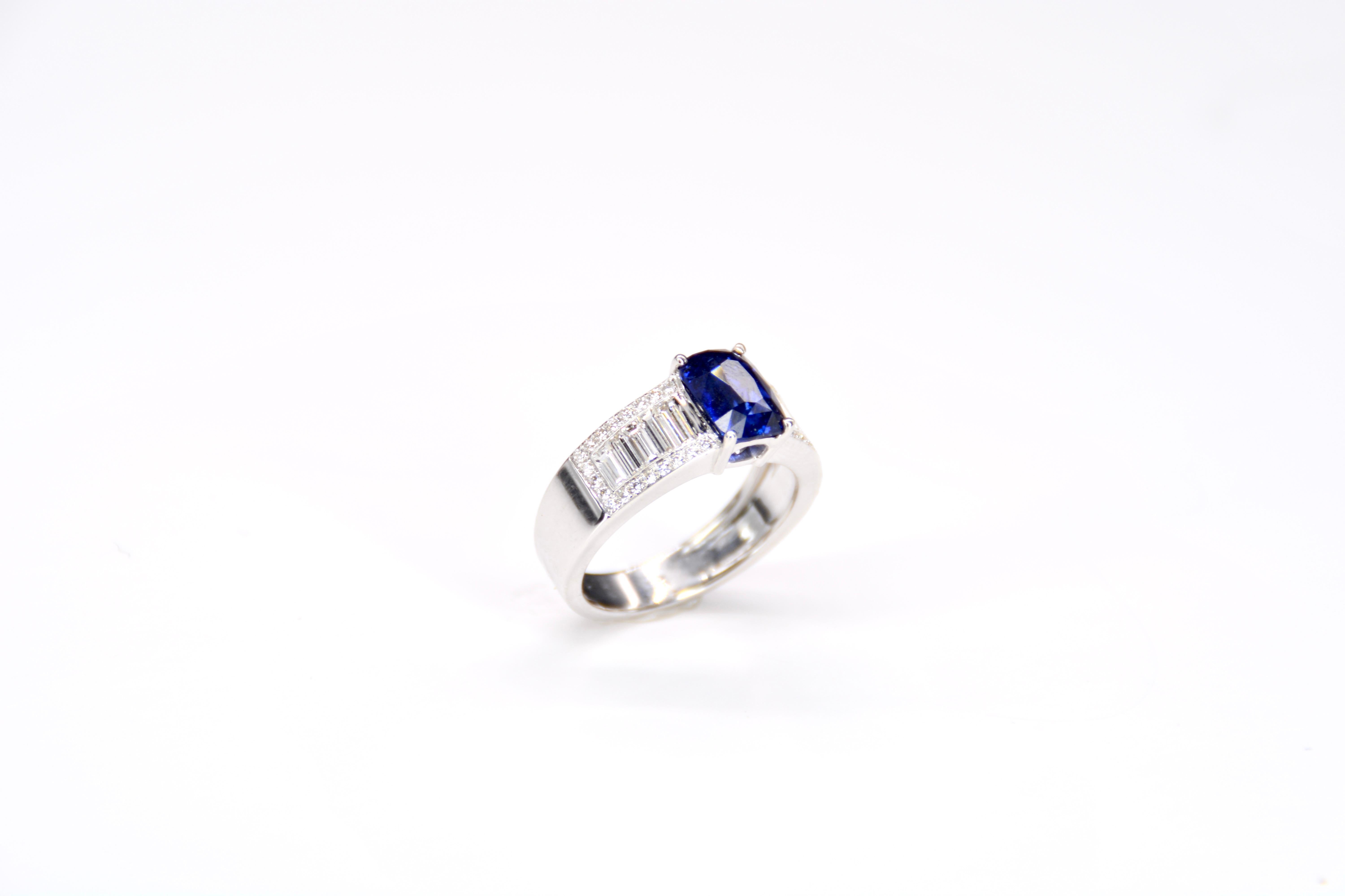 French Cocktail Ring in White Gold Sapphire Diamonds For Sale 1