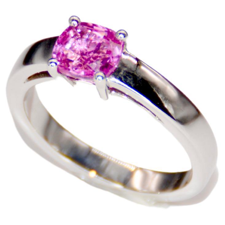 French Cocktail Ring Pink Sapphire White Gold 

Want an 18-carat white gold ring that changes from the ordinary? Discover this sublime ring proposed by Mesure et Art du Temps! Its pink sapphire cushion size of 1.36 carats will bring color to your