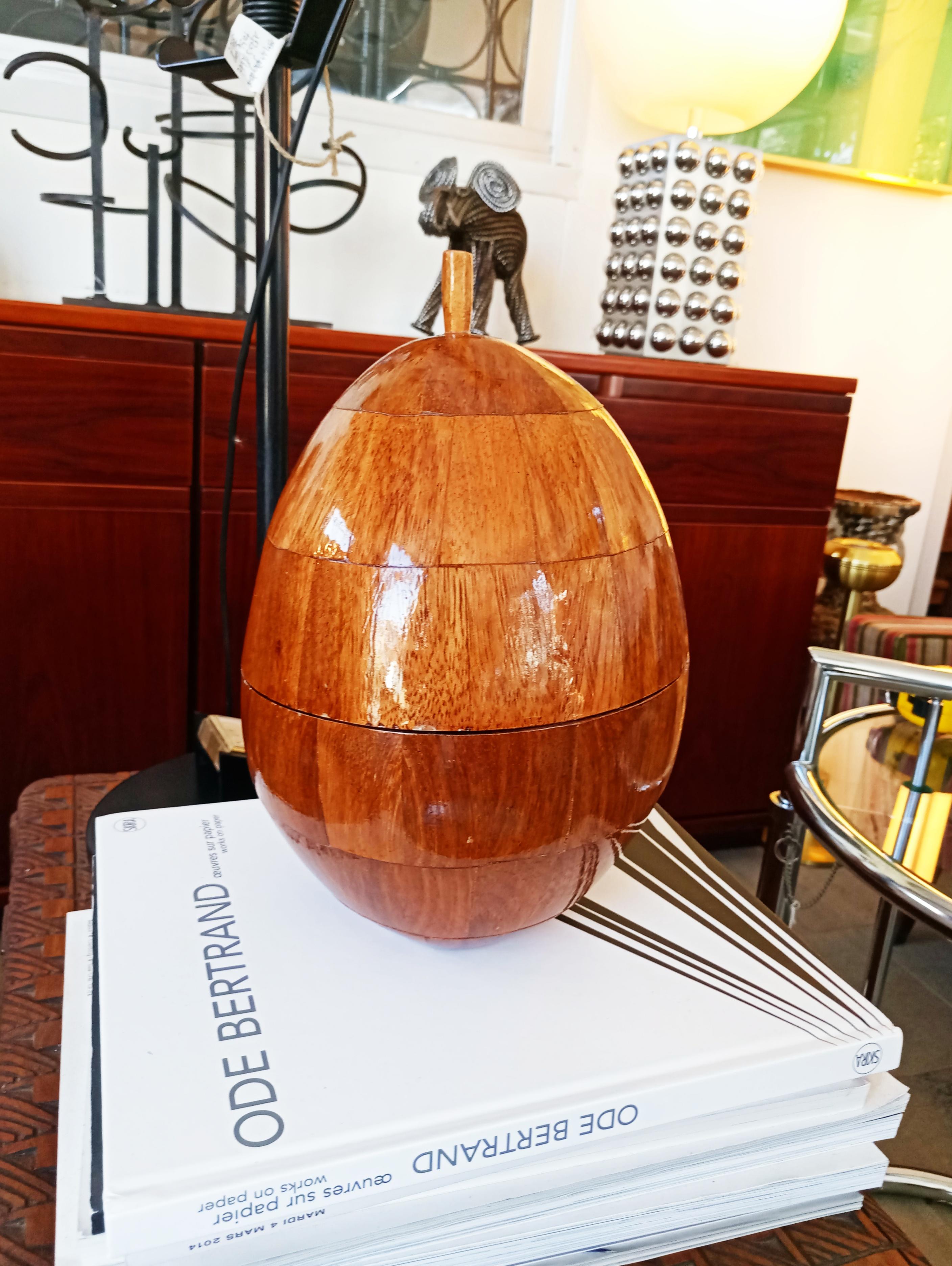 This ice cube bucket was made in the 1950s. It consists of a coconut covered in marquetry. Double use for this coconut which can be used as an ice bucket because it is a natural isothermal or as a unique piece for a vintage and chic decoration.