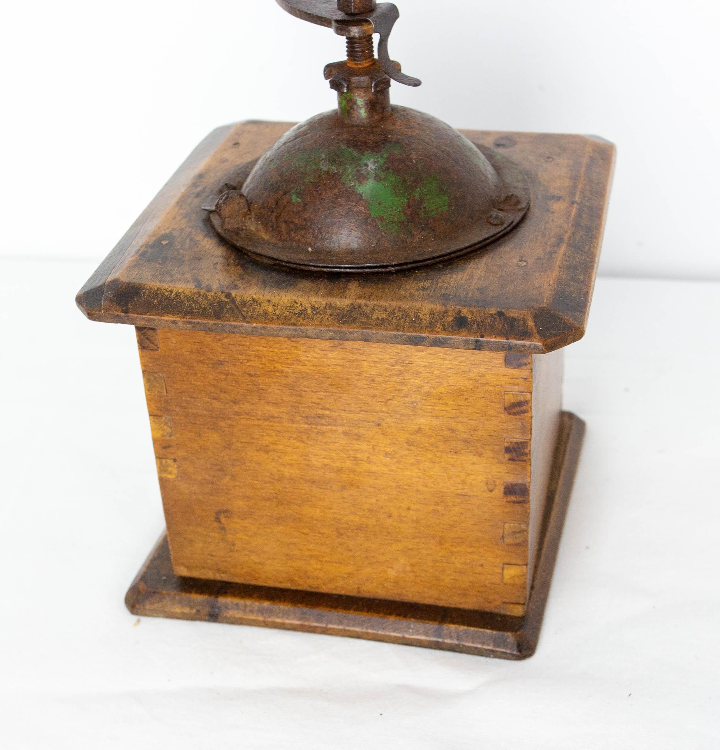 French Coffee Grinder with Drawer, Iron and Wood, circa 1900 In Good Condition For Sale In Labrit, Landes
