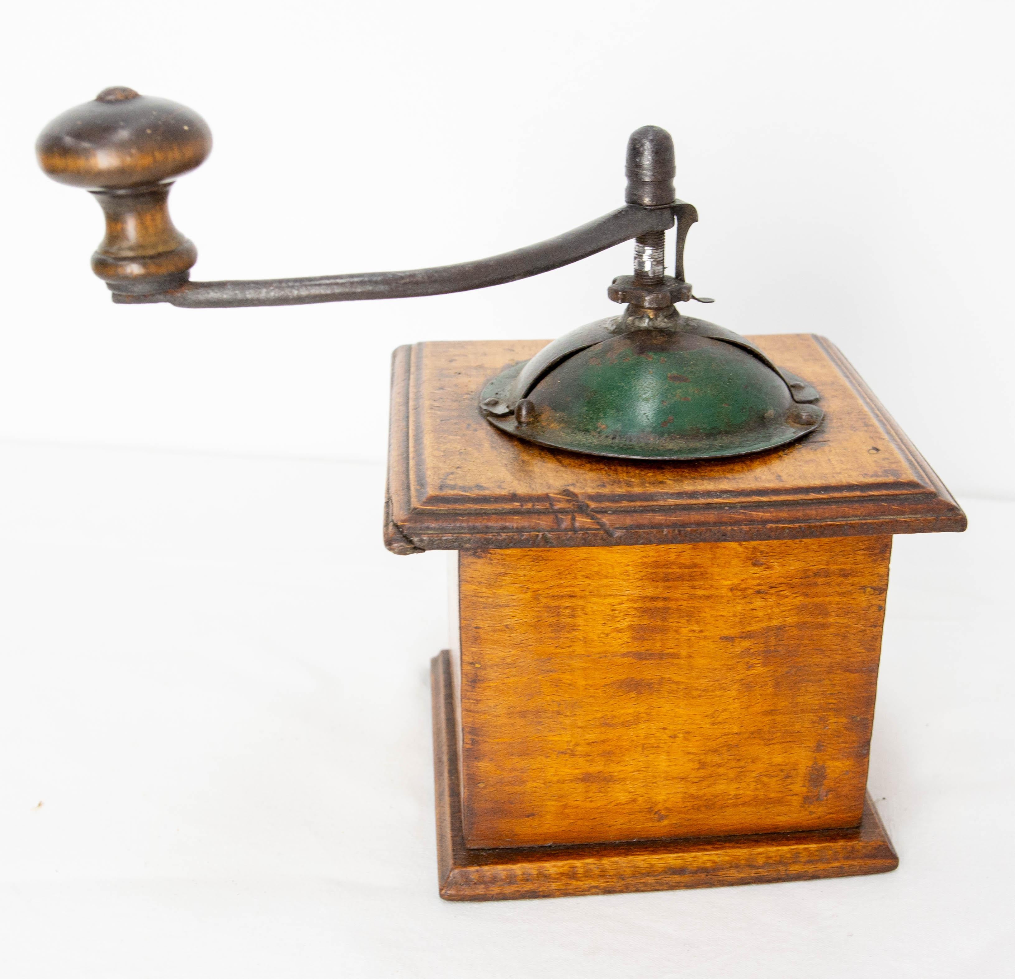 French Coffee Grinder with Drawer, Iron and Wood, circa 1900 In Good Condition In Labrit, Landes