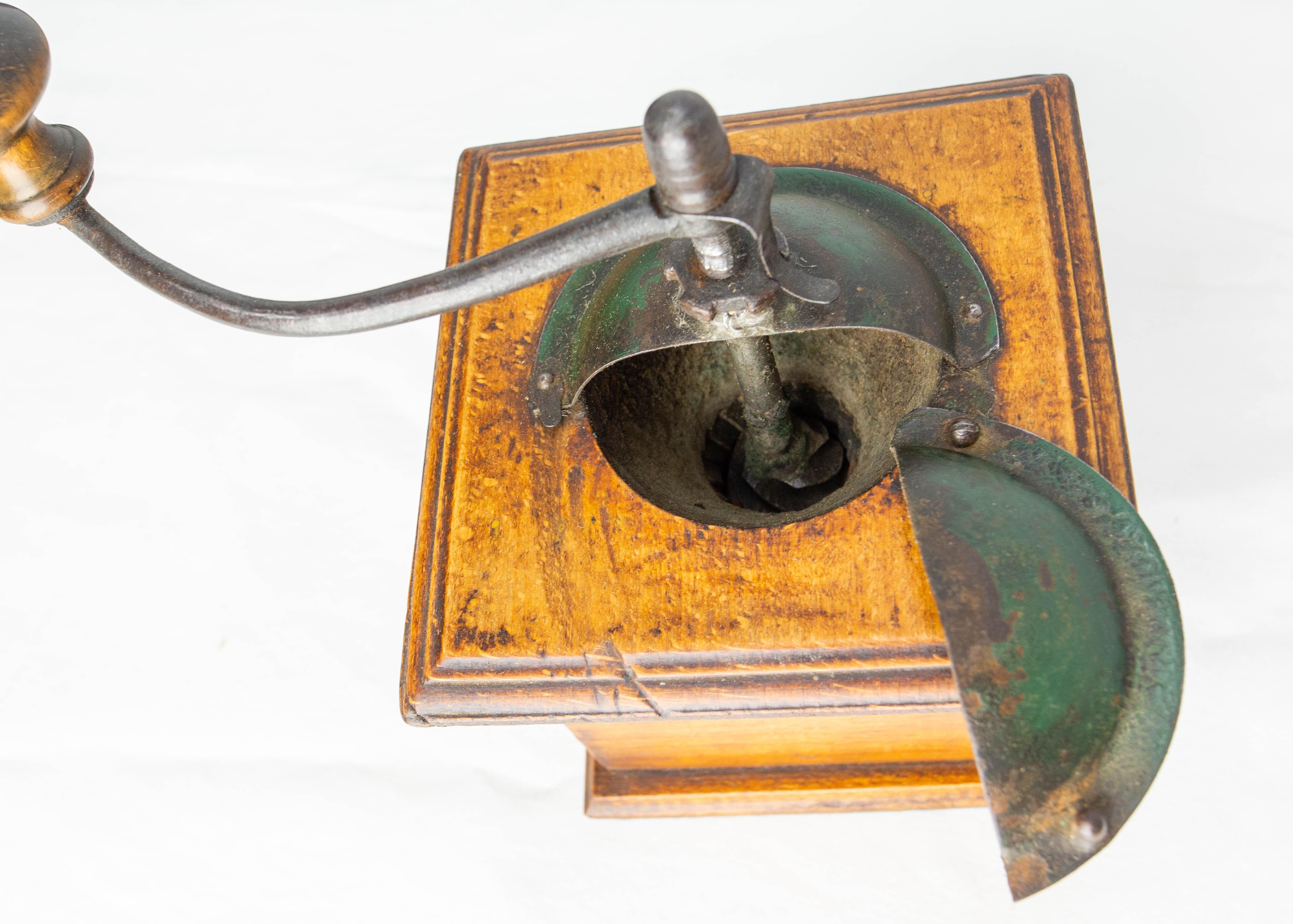 French Coffee Grinder with Drawer, Iron and Wood, circa 1900 1
