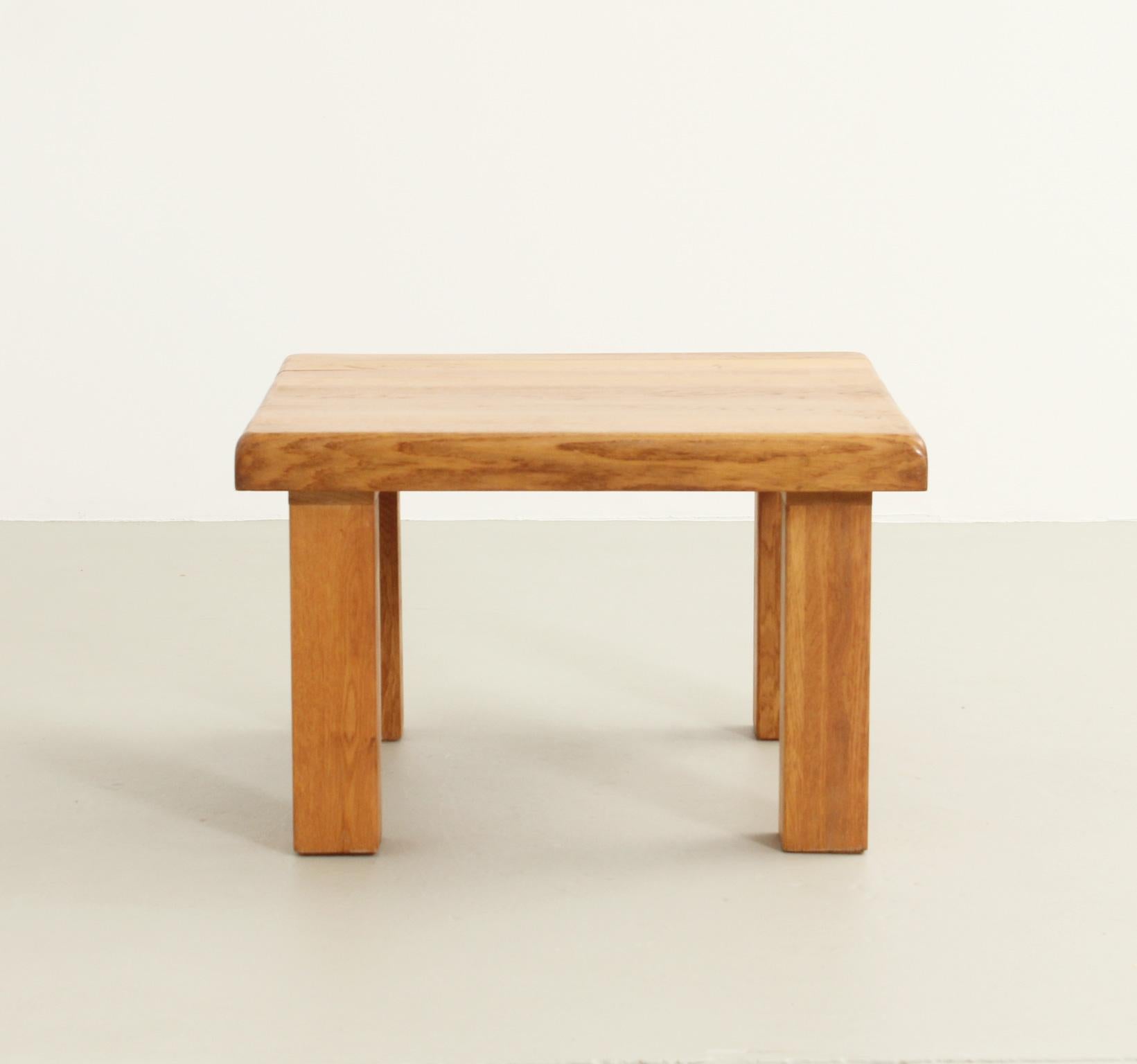 French Coffee or Side Table in Solid Oak Wood, 1960's For Sale 1