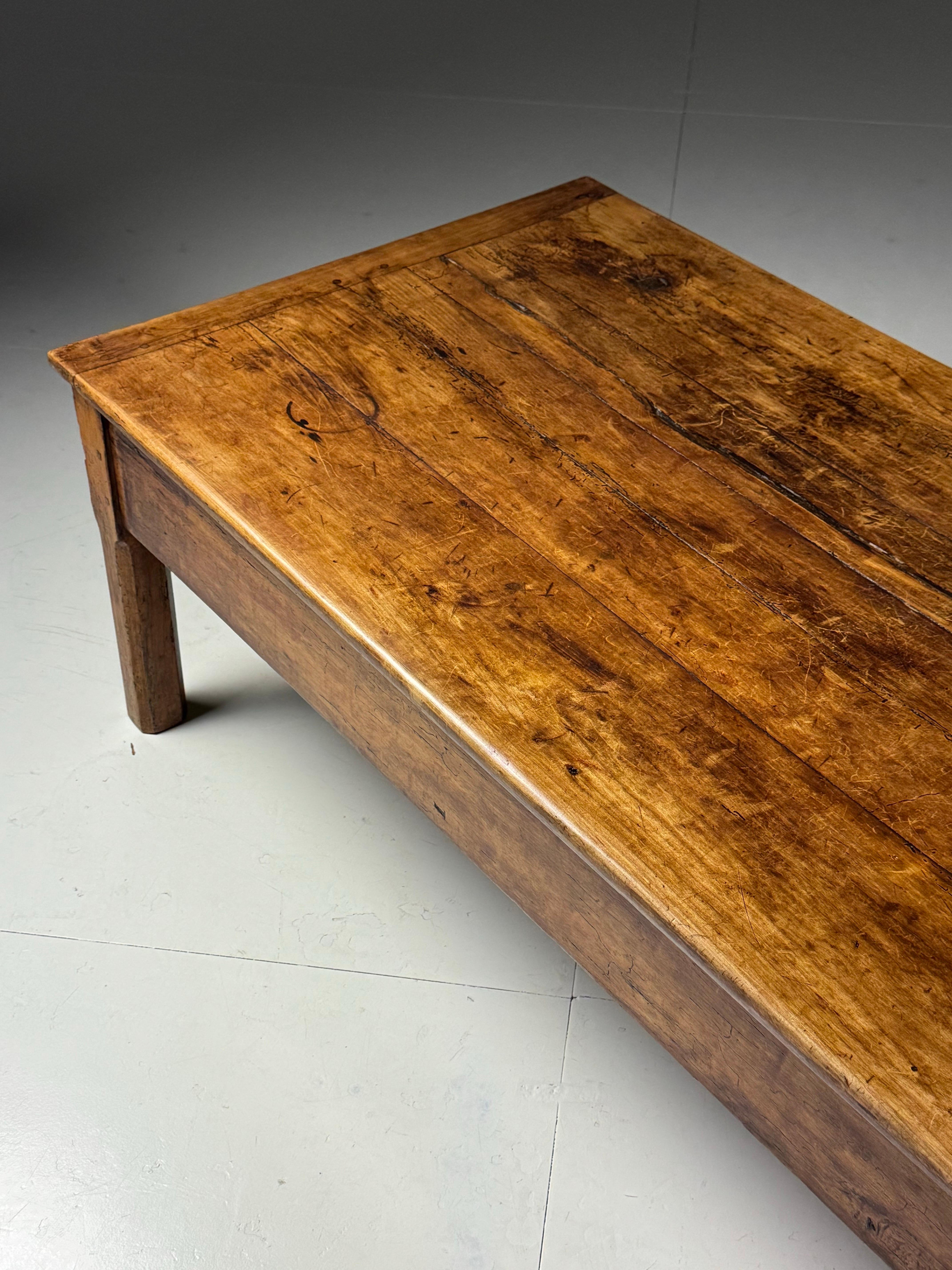 French peasant coffee table. From early 19th century.
With spacious drawers on both. In good condition. Beautiful colour and patina.

Dimensions: 165L x 77W x 50,5H