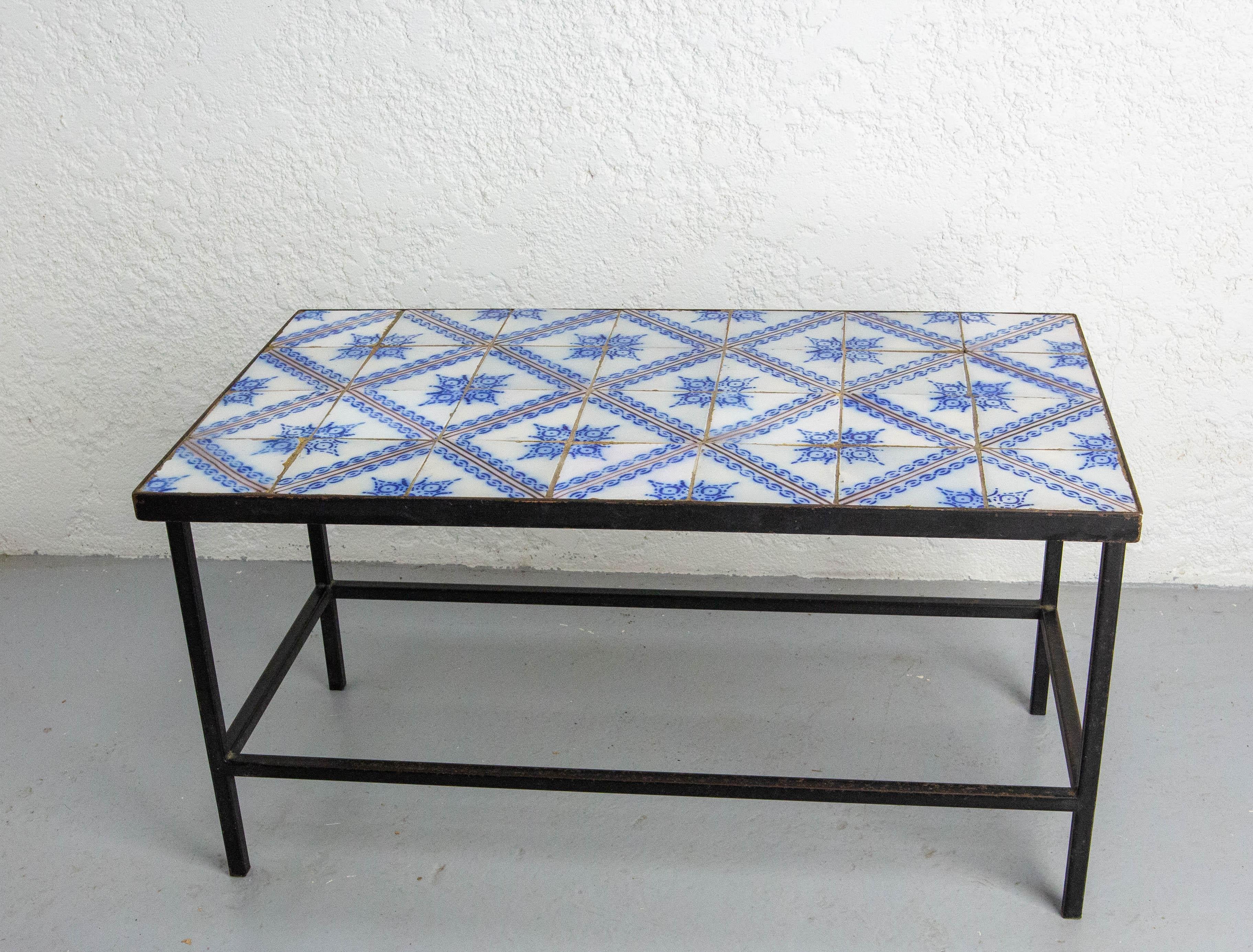 Couchtisch mit blau glasierter Fayence. Der Tisch wurde um 1960 mit antiken Fayencen hergestellt.
Diese Fayencen sind typisch für den Süden Europas. Dieser Tisch kann im Freien verwendet werden (Balkon, Innenhof, Terrasse, Garten). Es ist jedoch