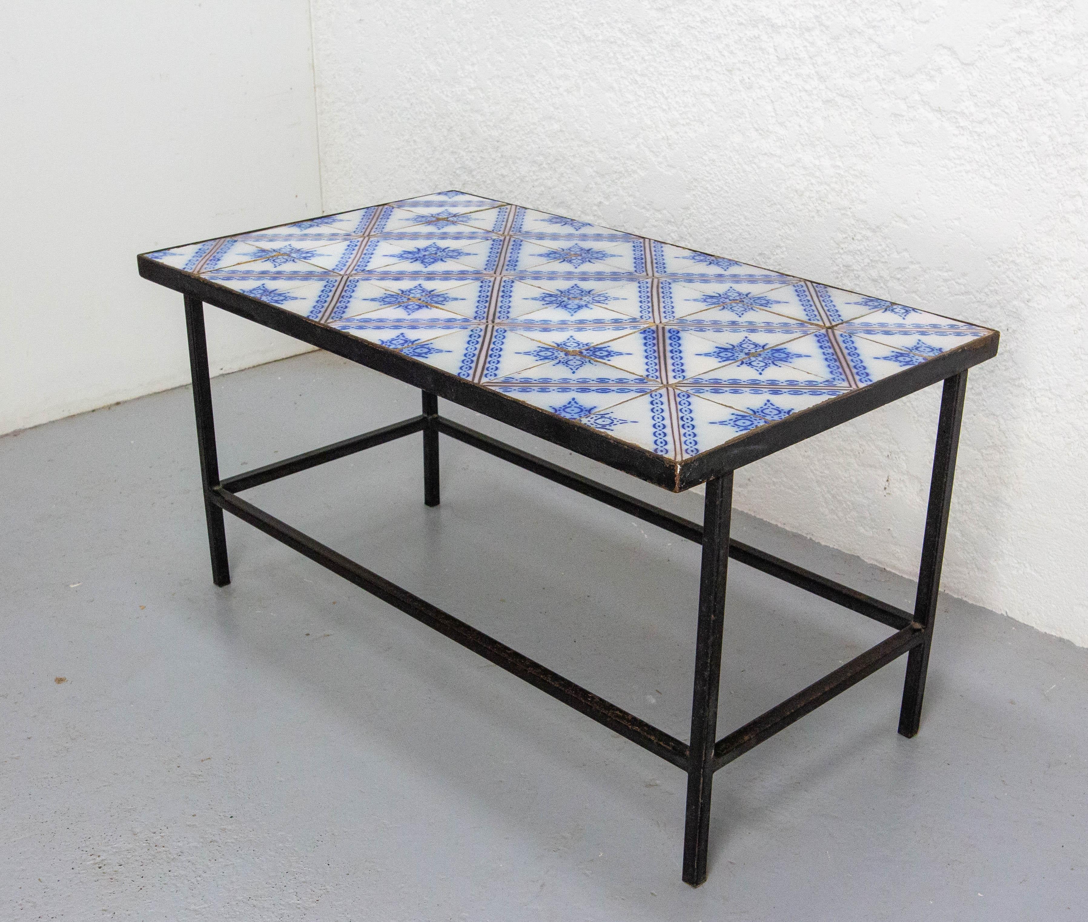 Französischer Couchtisch Blau Antike glasierte Keramik & Metall, um 1960 (Moderne der Mitte des Jahrhunderts) im Angebot