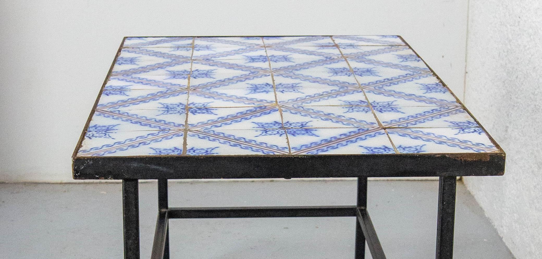 Französischer Couchtisch Blau Antike glasierte Keramik & Metall, um 1960 im Zustand „Gut“ im Angebot in Labrit, Landes