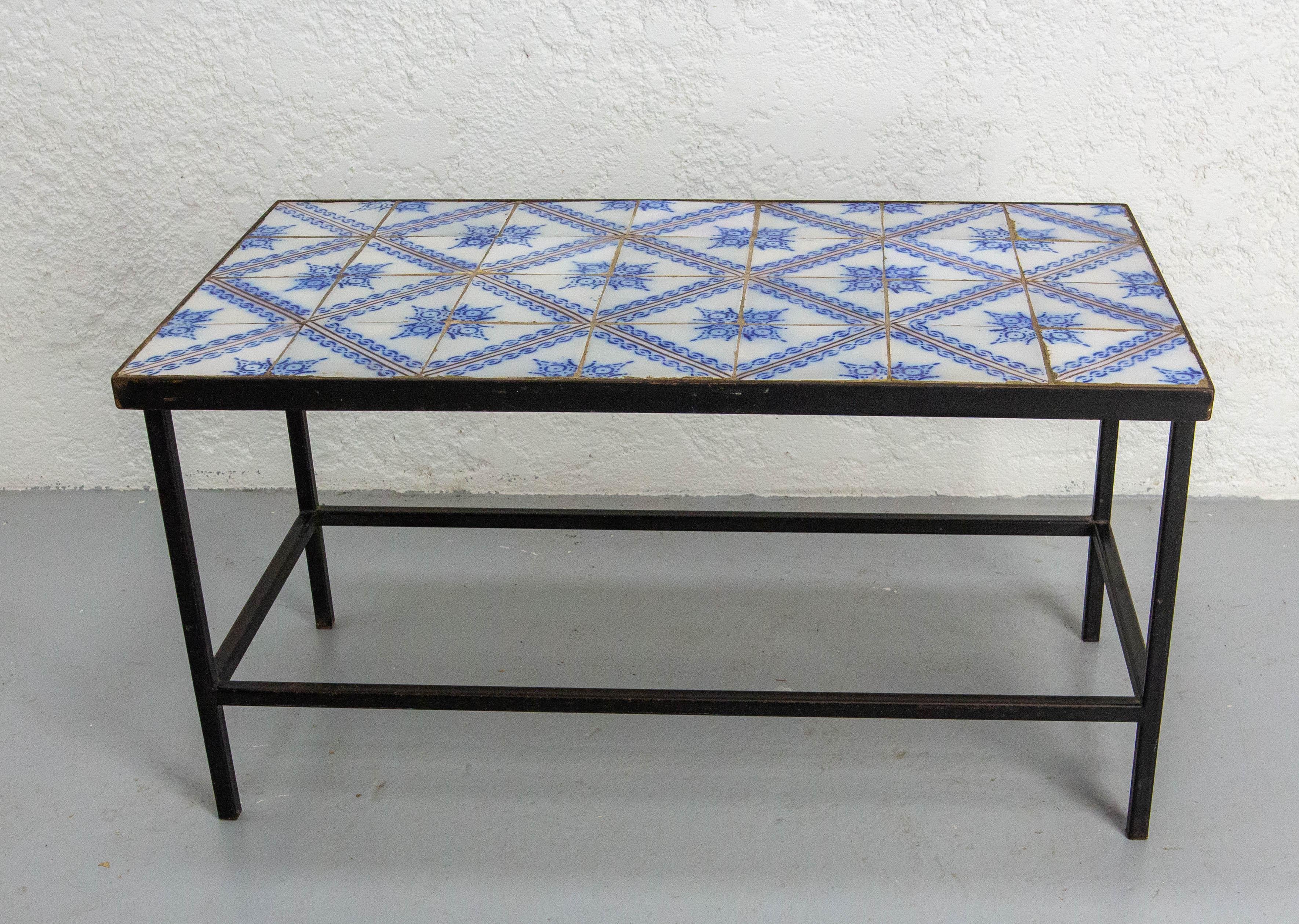 Französischer Couchtisch Blau Antike glasierte Keramik & Metall, um 1960 (Mitte des 20. Jahrhunderts) im Angebot