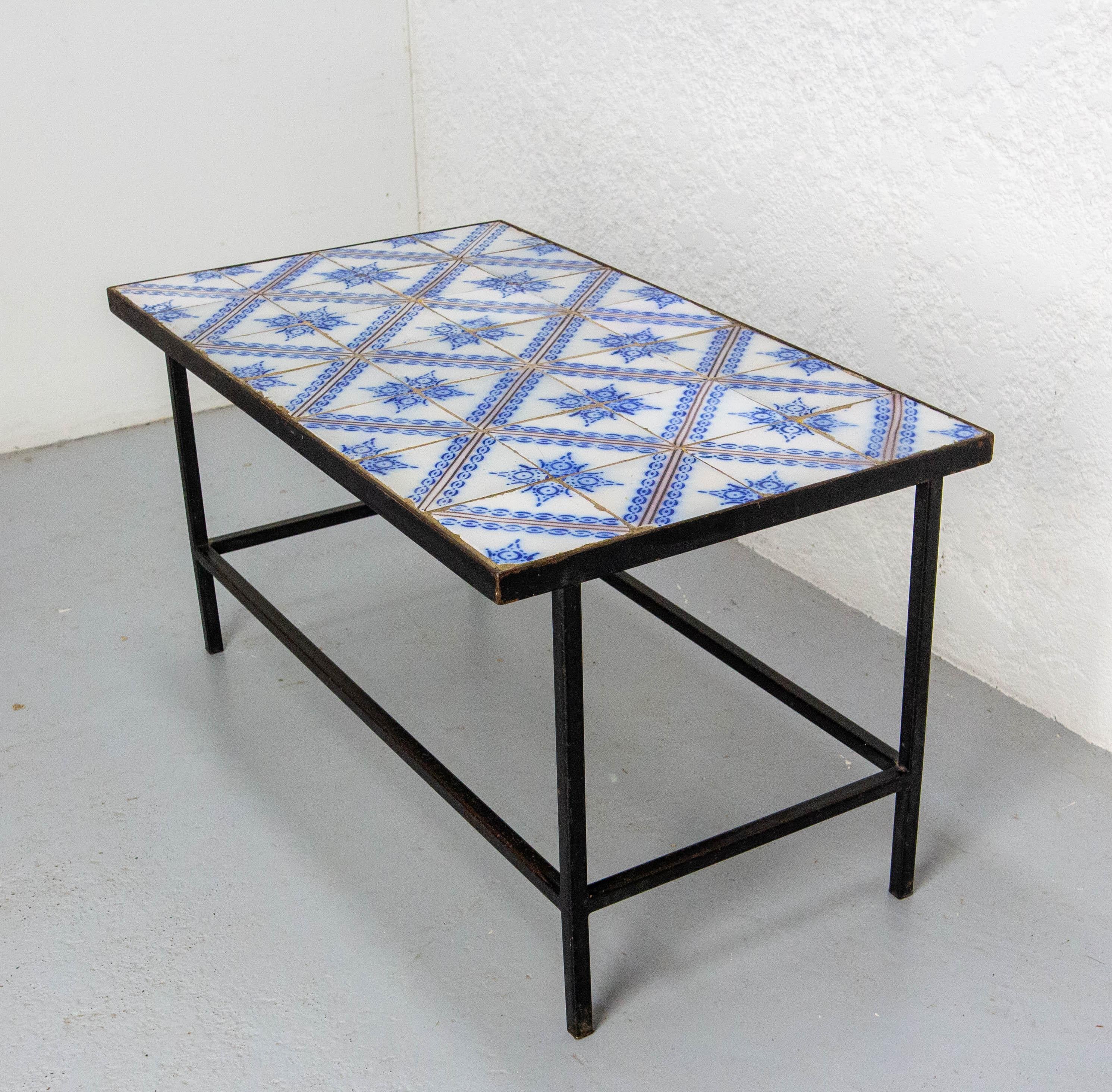 Französischer Couchtisch Blau Antike glasierte Keramik & Metall, um 1960 (Fayence) im Angebot