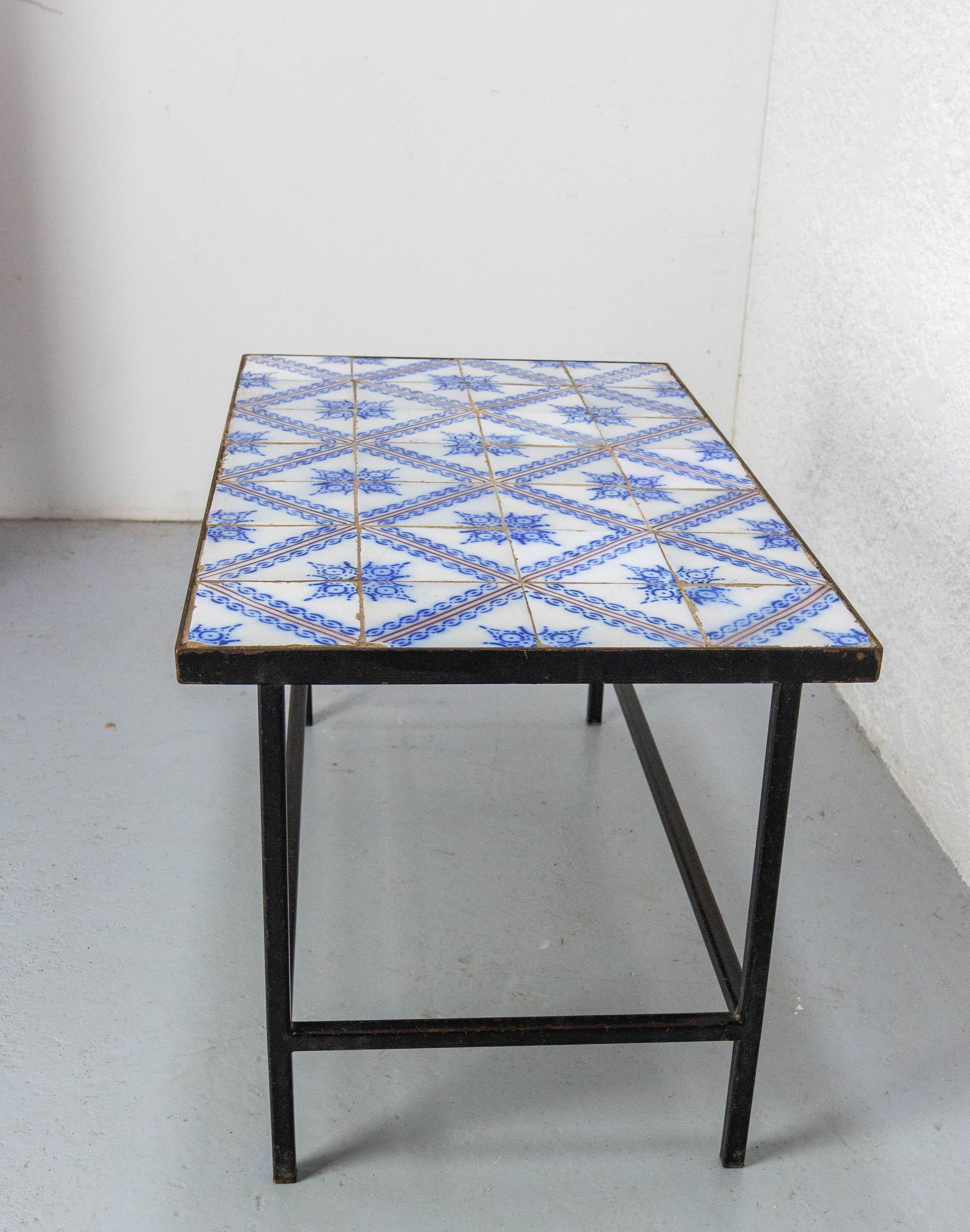 Französischer Couchtisch Blau Antike glasierte Keramik & Metall, um 1960 im Angebot 1
