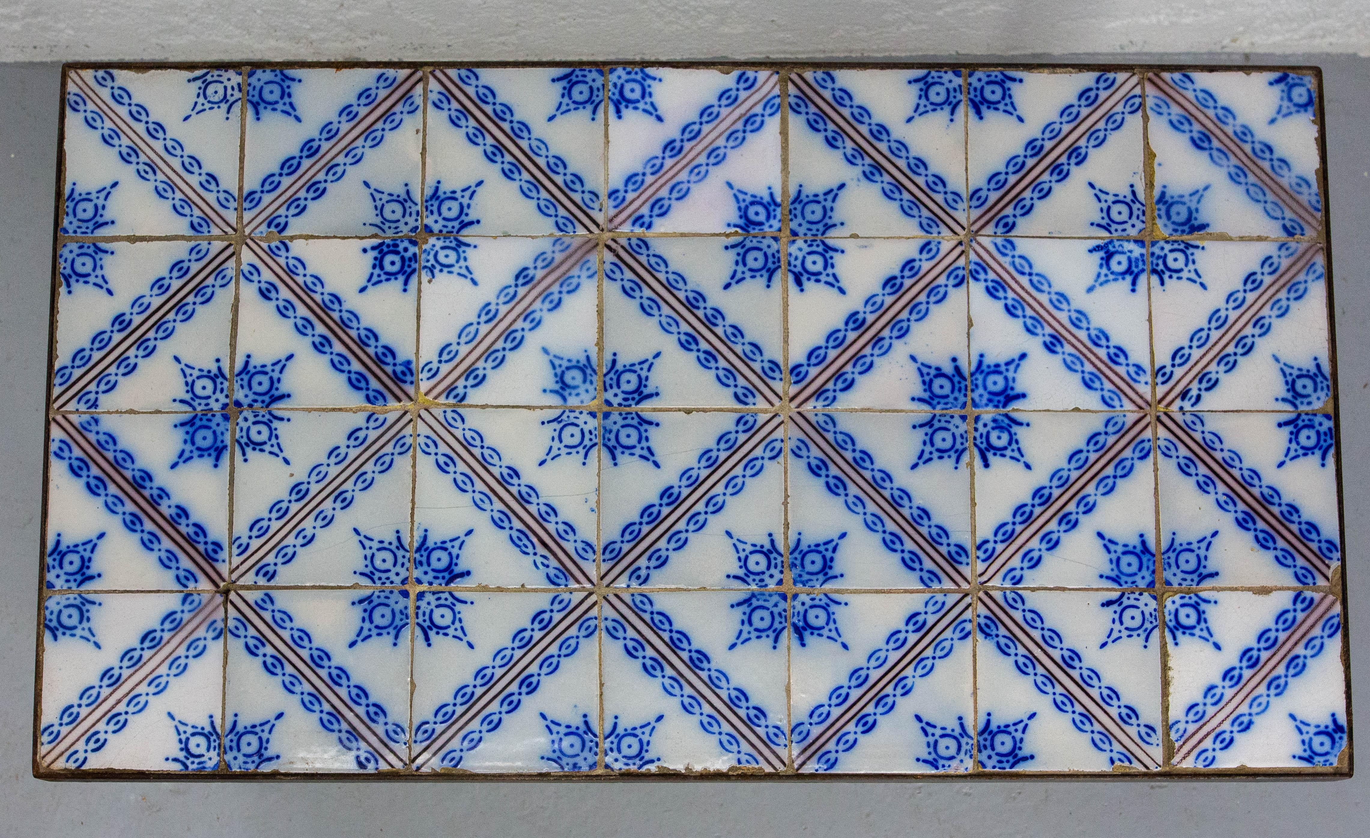 Französischer Couchtisch Blau Antike glasierte Keramik & Metall, um 1960 im Angebot 2