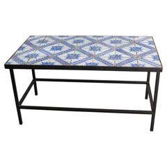 Table basse française en céramique émaillée bleue et métal, circa 1960