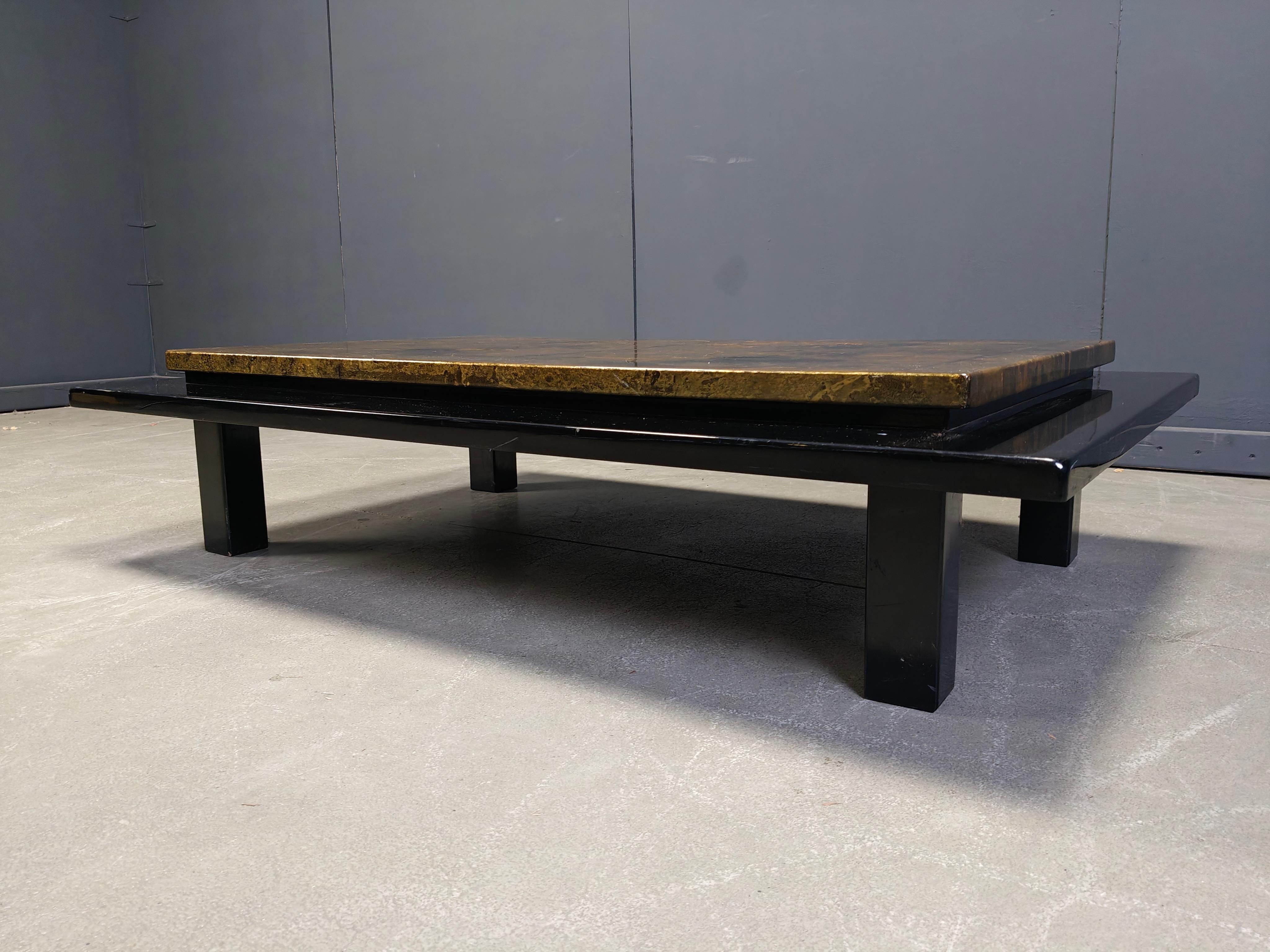 Un café moderniste français, attribué à Guy Lefèvre (1933-2018) pour la luxueuse maison de design parisienne Maison/One.

Construite en bois et en résine, elle présente un plateau rectangulaire en laque noire et dorée imitant la malachite, reposant