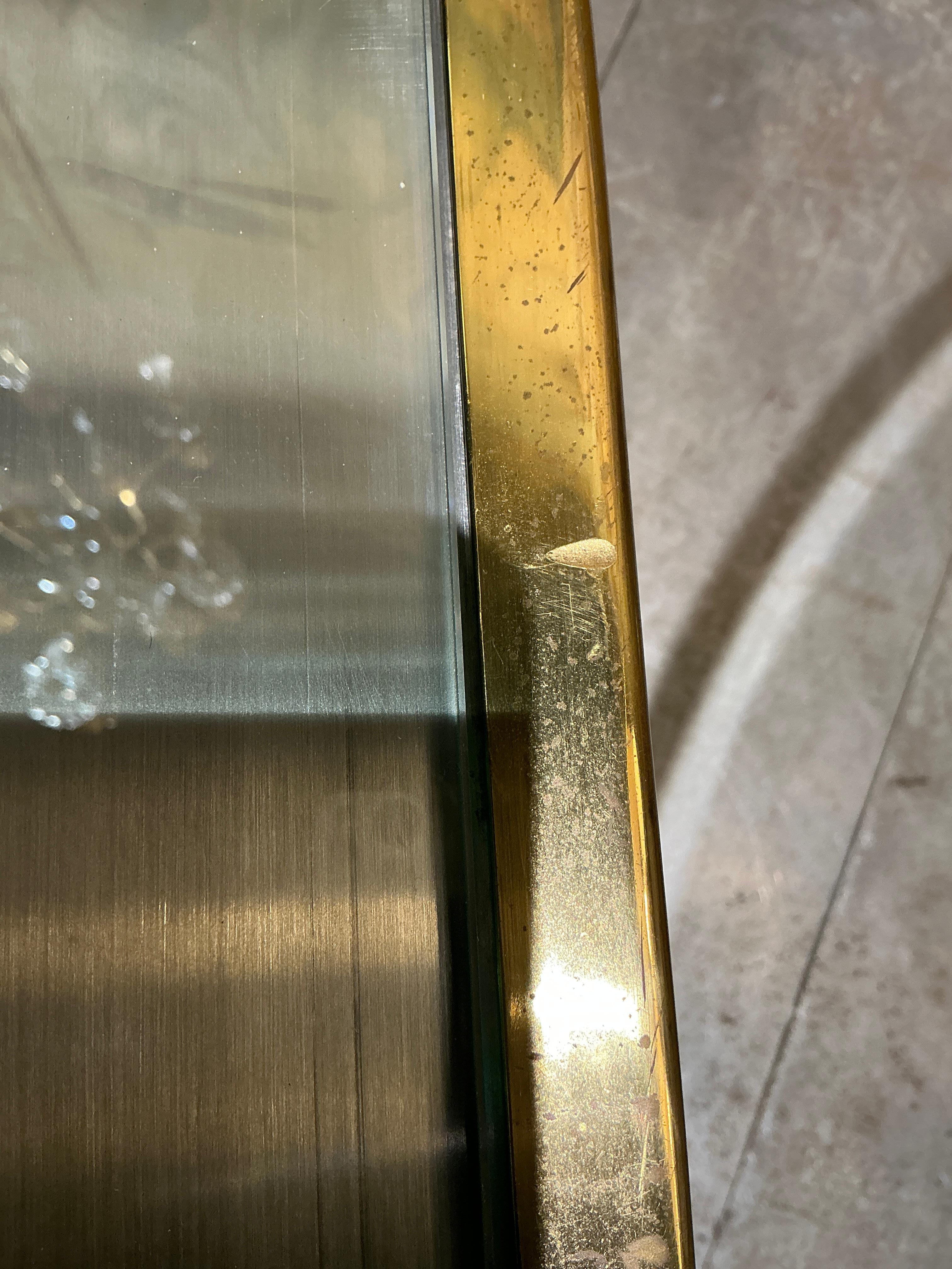 Élégante table basse en acier laitonné avec plateau en verre 
Jolis détails 
vers 1970 
