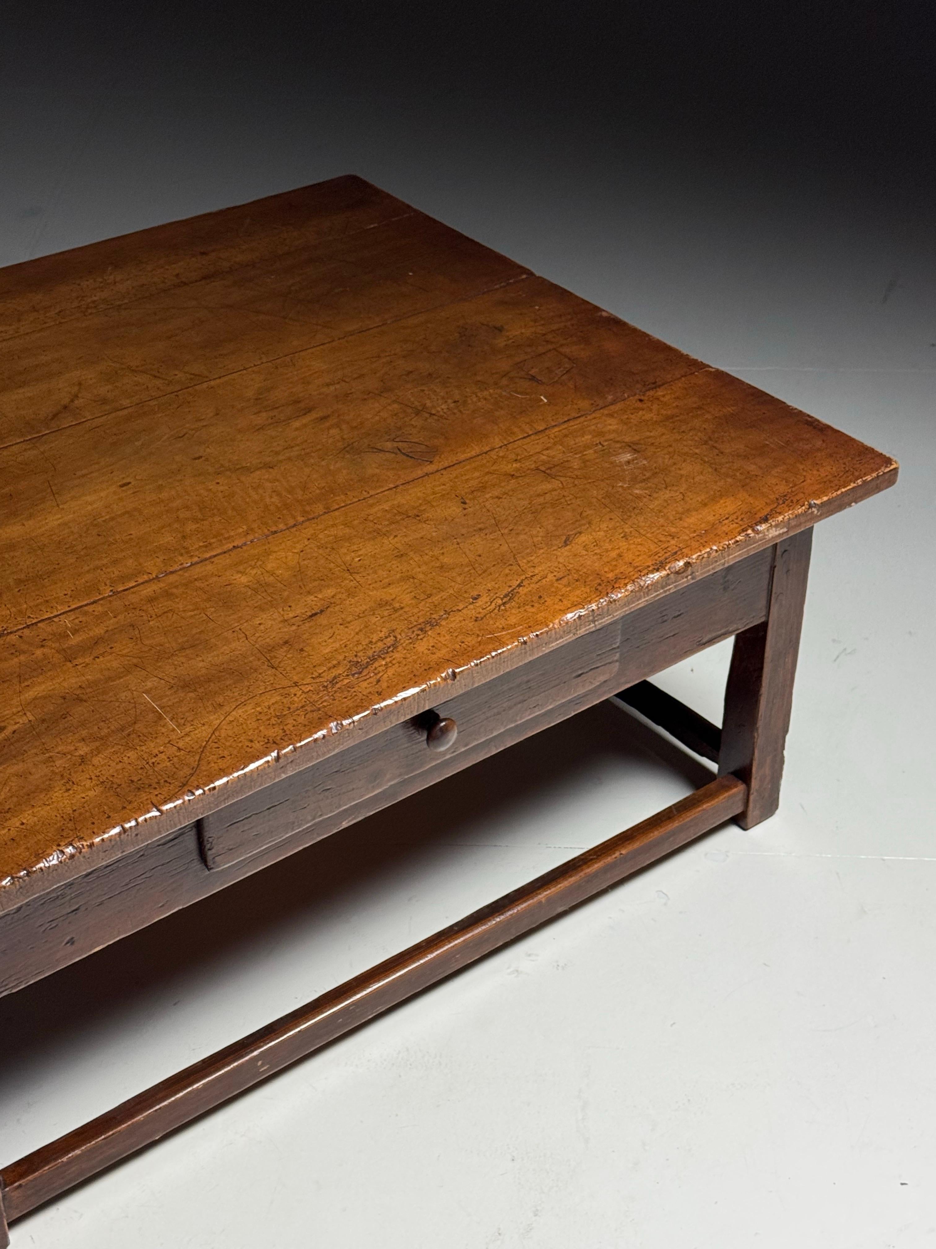 Mesa de centro rústica de gran tamaño. Original de Francia, principios del siglo XIX. En buen estado. Bonito color y pátina.
Con cajón en la parte delantera.

Dimensiones: 122L x 102W x 49H