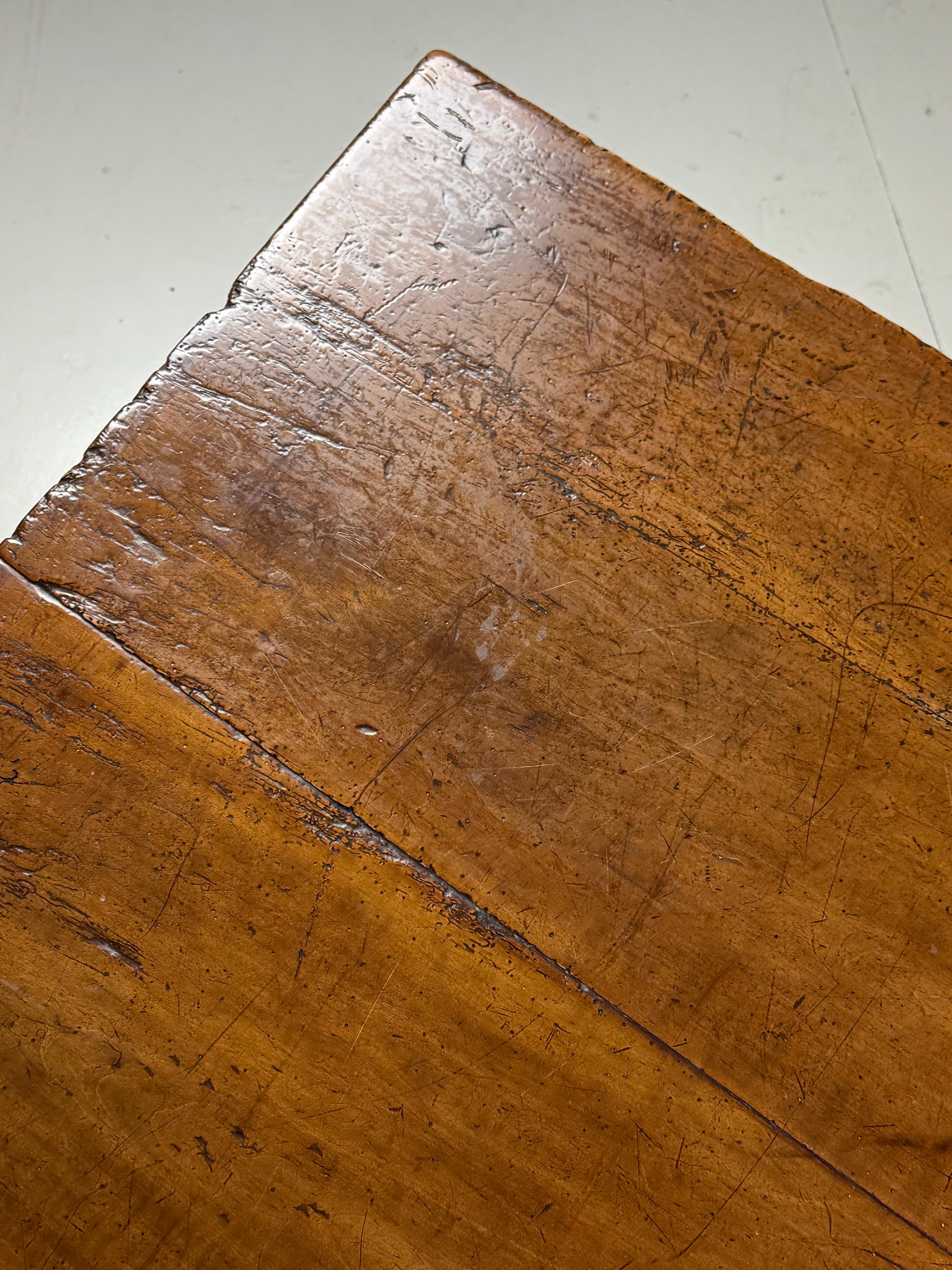 Mesa de centro francesa de principios del siglo XIX en venta 4