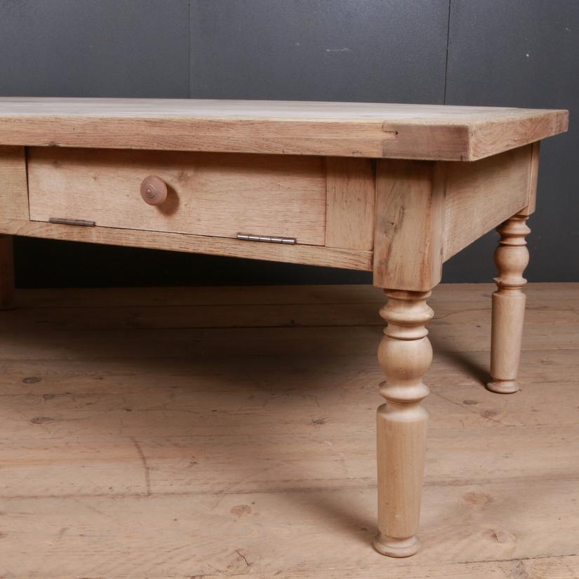Good French antique bleached oak and walnut coffee table, 1860.

Dimensions:
60 inches (152 cms) wide
32.5 inches (83 cms) deep
22.5 inches (57 cms) high.

 