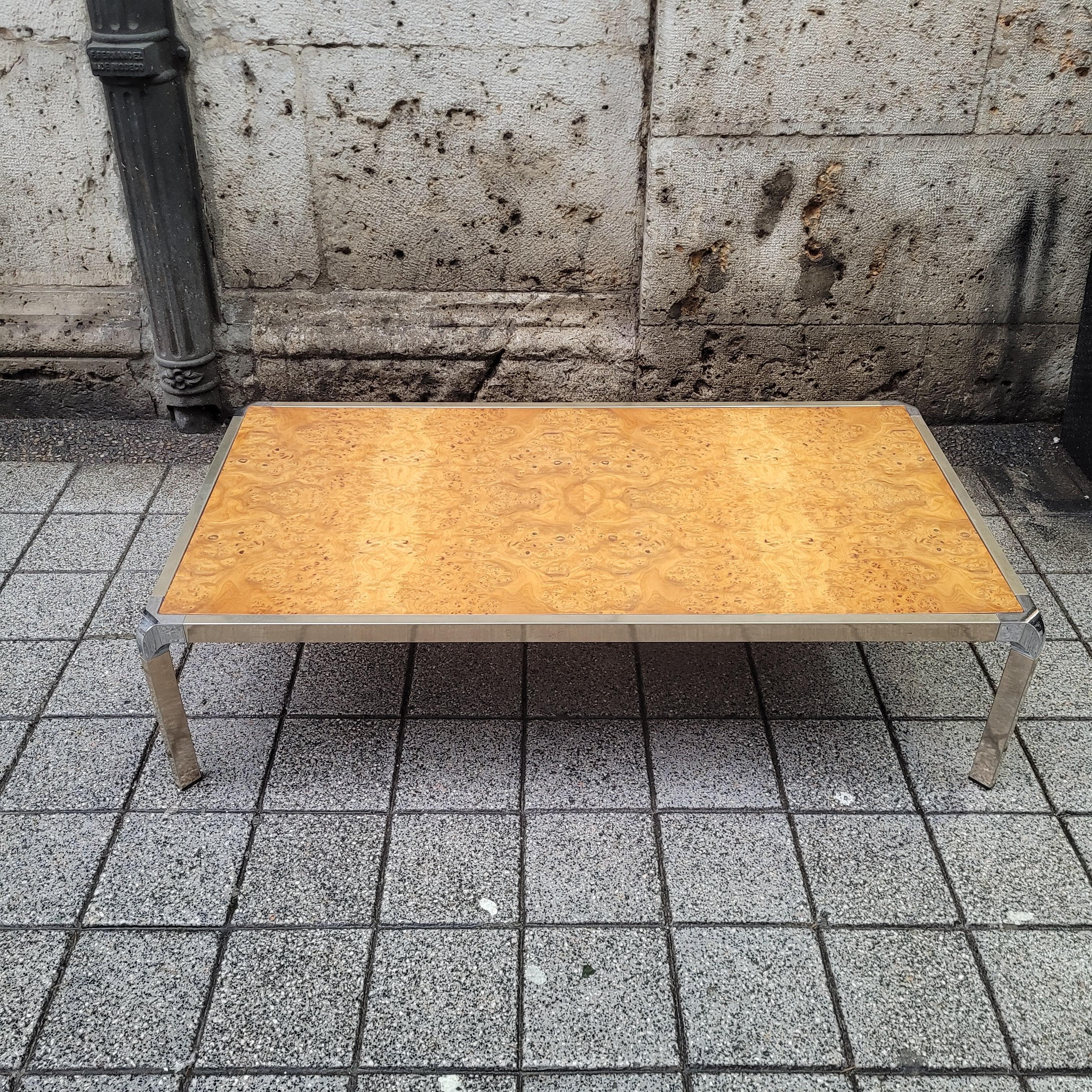 Magnifique et  La table basse spectaculaire, aux lignes épurées et minimalistes, est une représentation iconique du design des années 70, une décennie marquée par l'expérimentation et le mélange des matériaux ; dans ce cas, la ronce de bois et