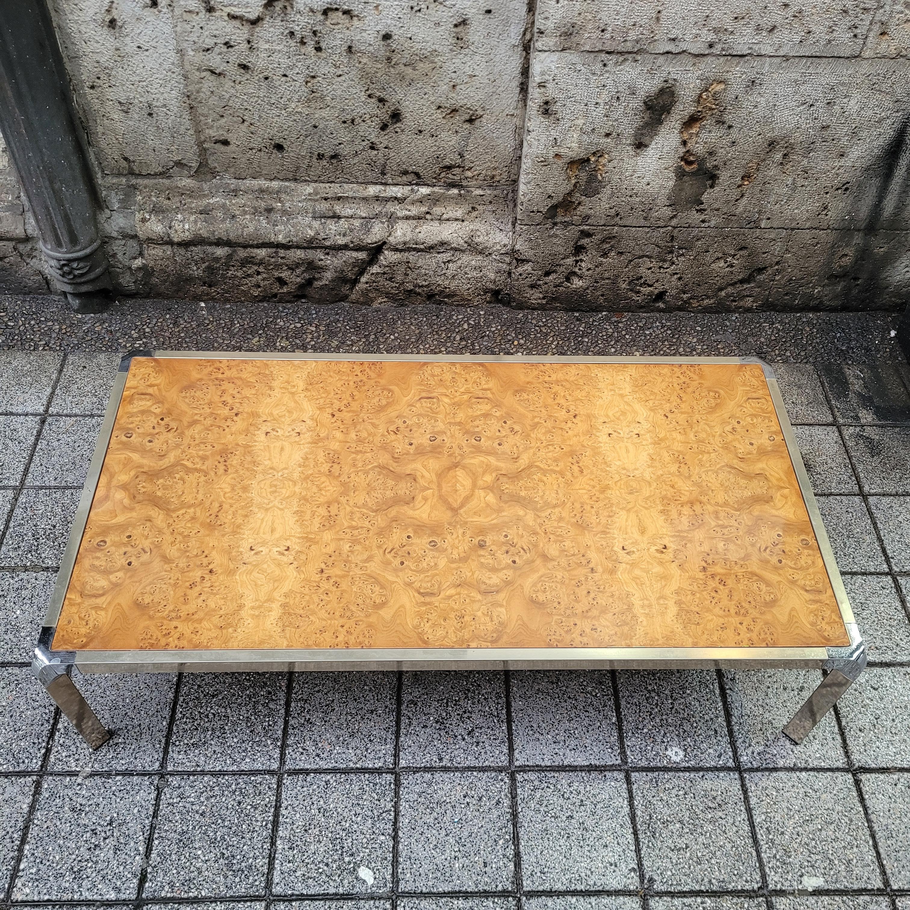Mid-Century Modern Table basse française style Guy Lefevre, bois de ronce et acier en vente