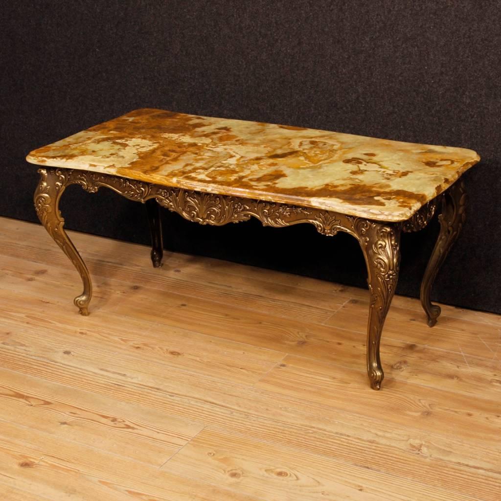 20th century French coffee table. Furniture in bronzed and chiseled iron of excellent quality and solidity. Top in original onyx in perfect condition of great measure and service. Furniture ideal to be inserted in a living room. In good condition